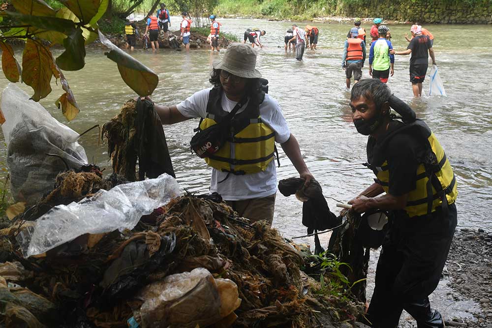 Aksi Bersihkan Sampah Sungai Ciliwung Bogor