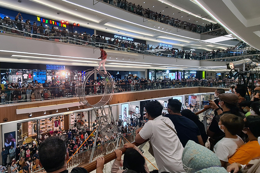 Pertunjukkan Sirkus Di Pusat Perbelanjaan