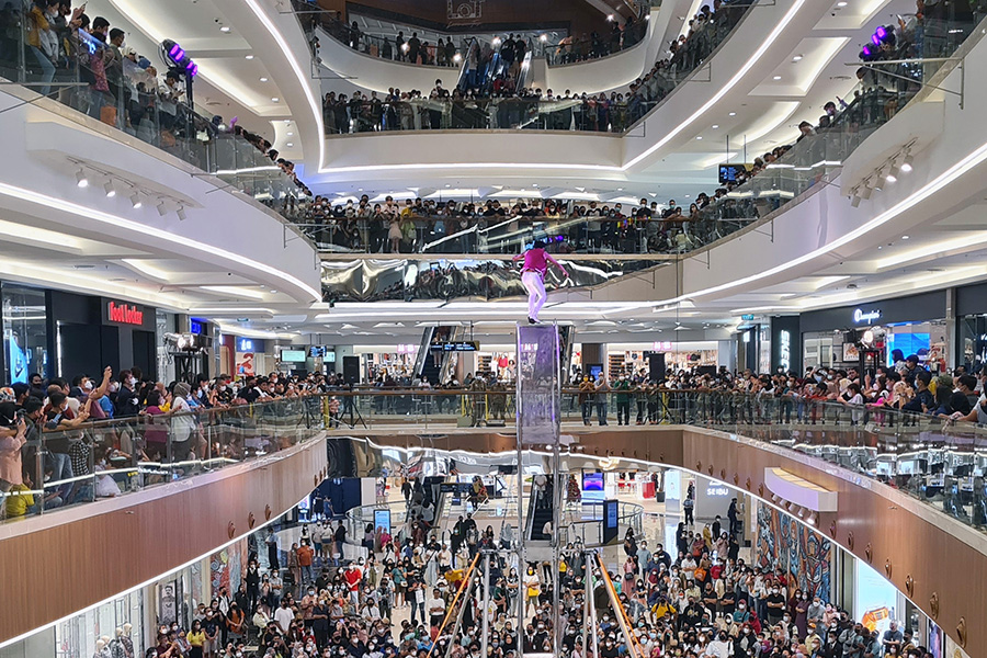 Pertunjukkan Sirkus Di Pusat Perbelanjaan