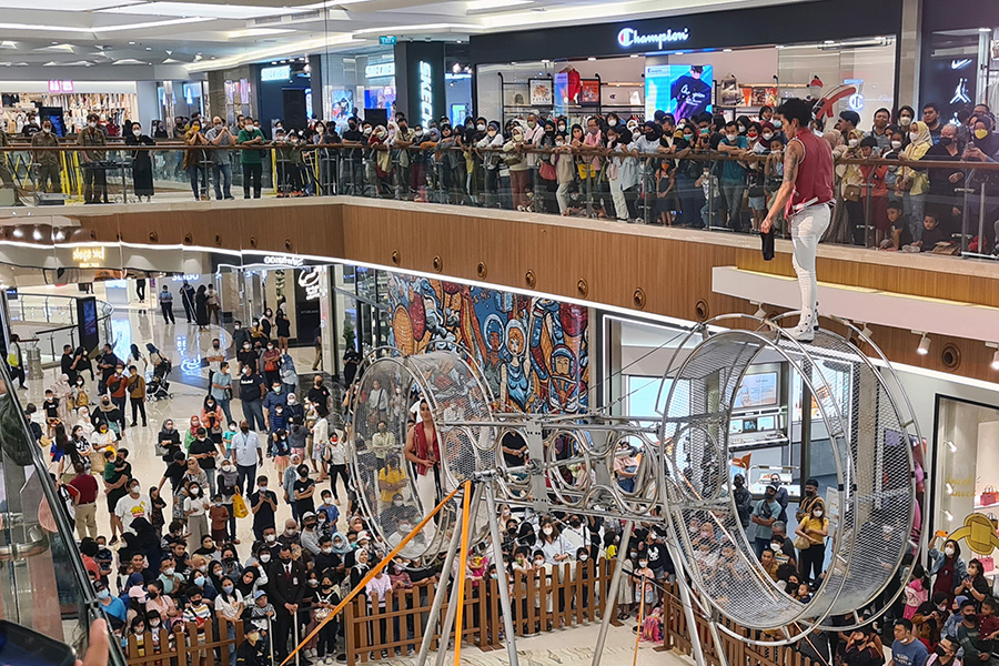 Pertunjukkan Sirkus Di Pusat Perbelanjaan