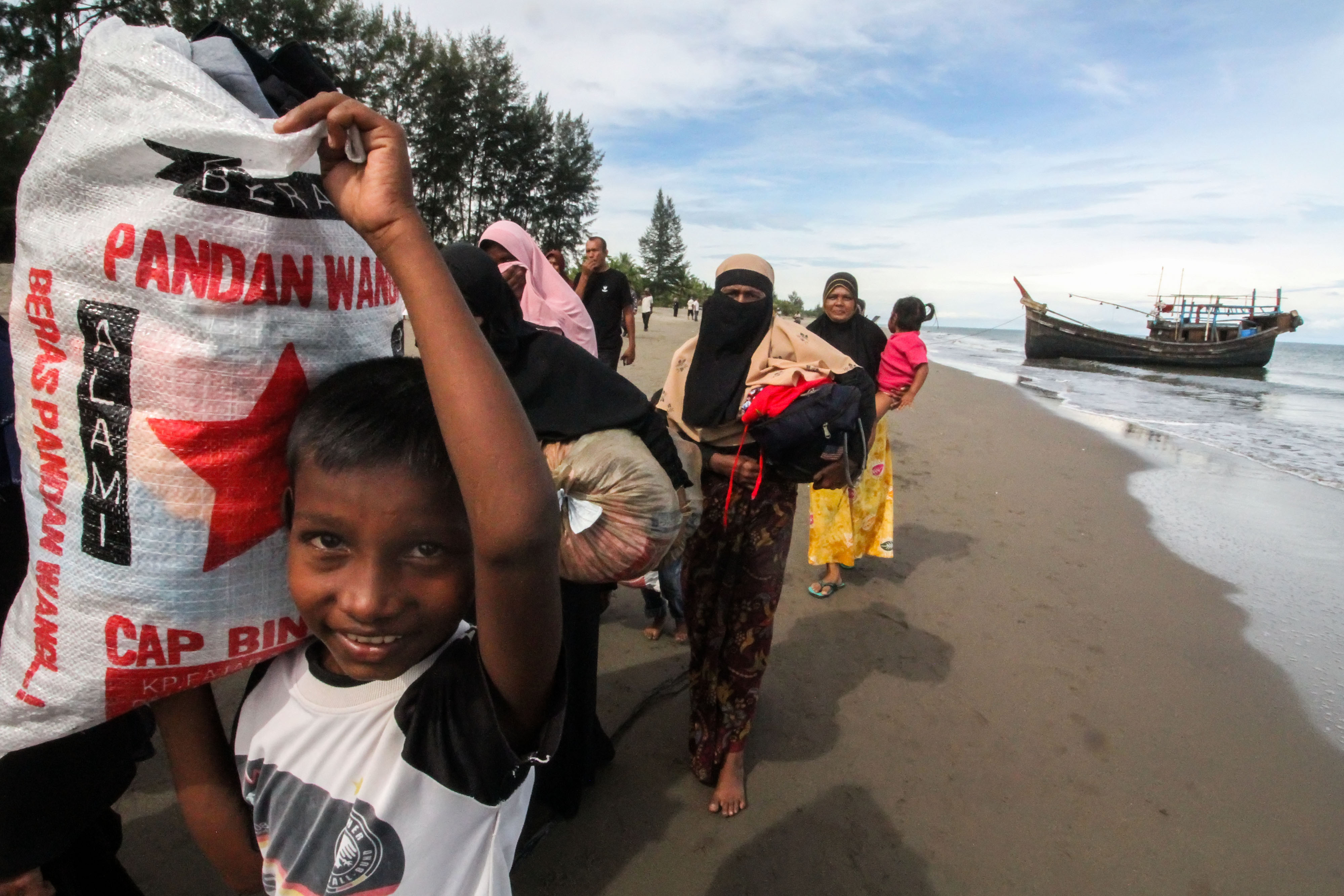 Etnis Rohingnya Terdampar di Perairan Dewantara Aceh