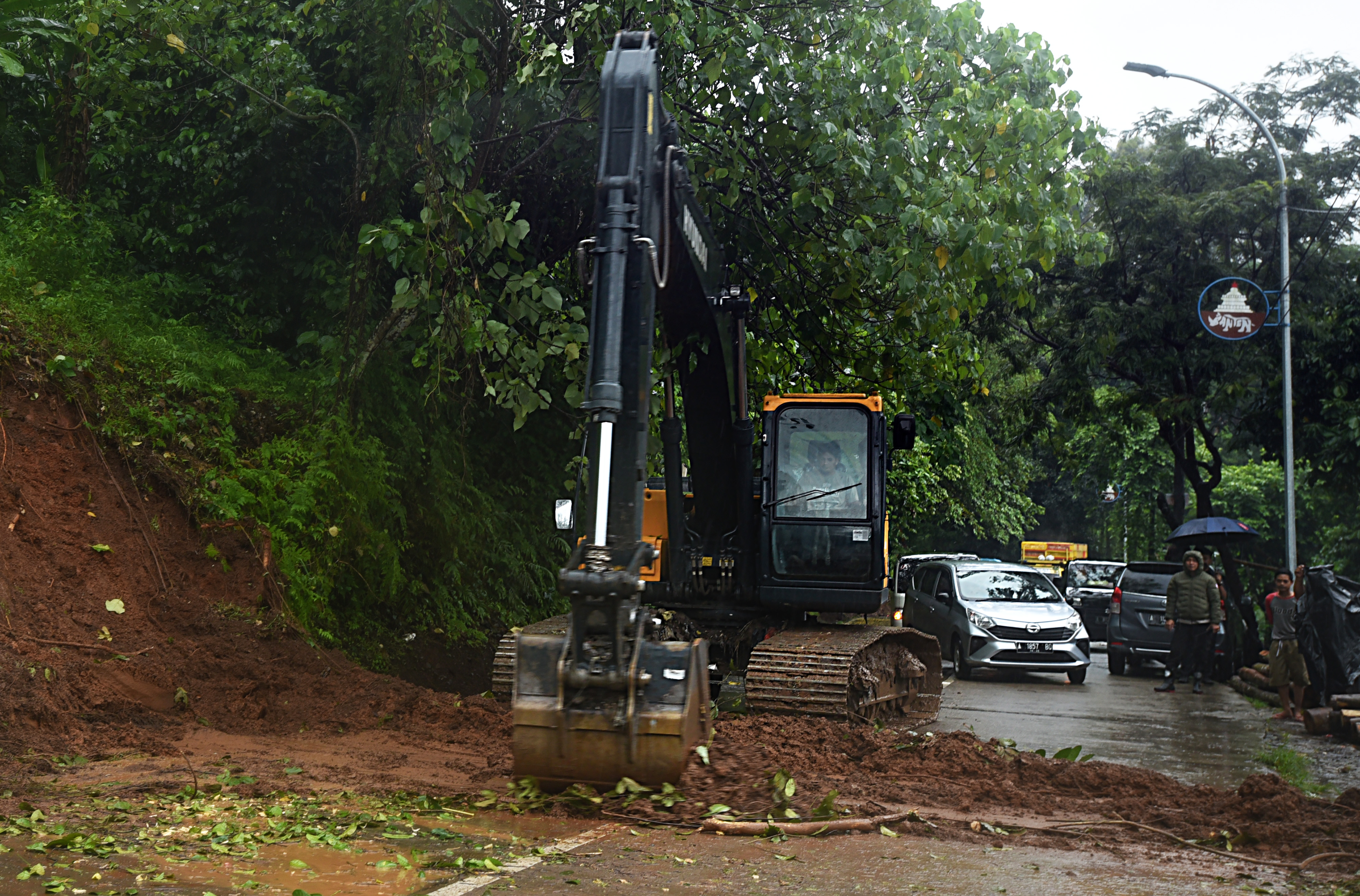 Jalur Wisata Serang-Anyer Tertutup Longsor