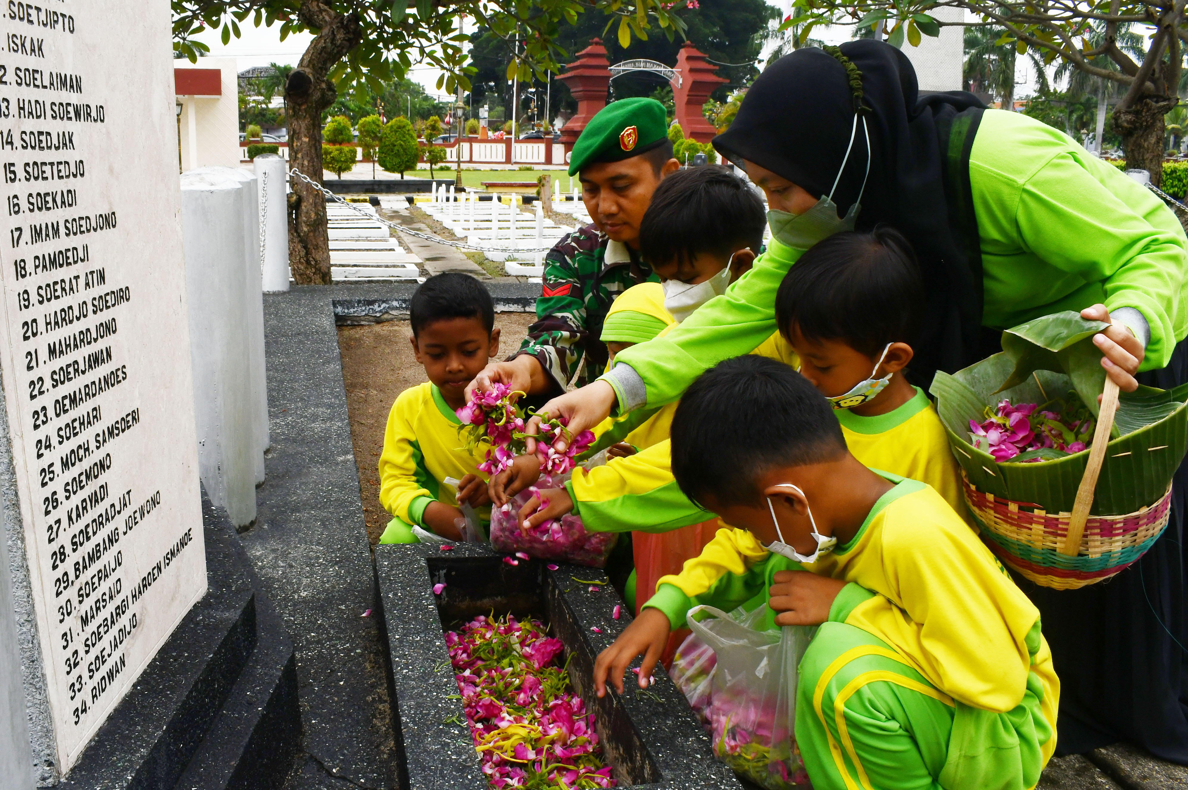 Murid TK Ziarah di Taman Makam Pahlawan