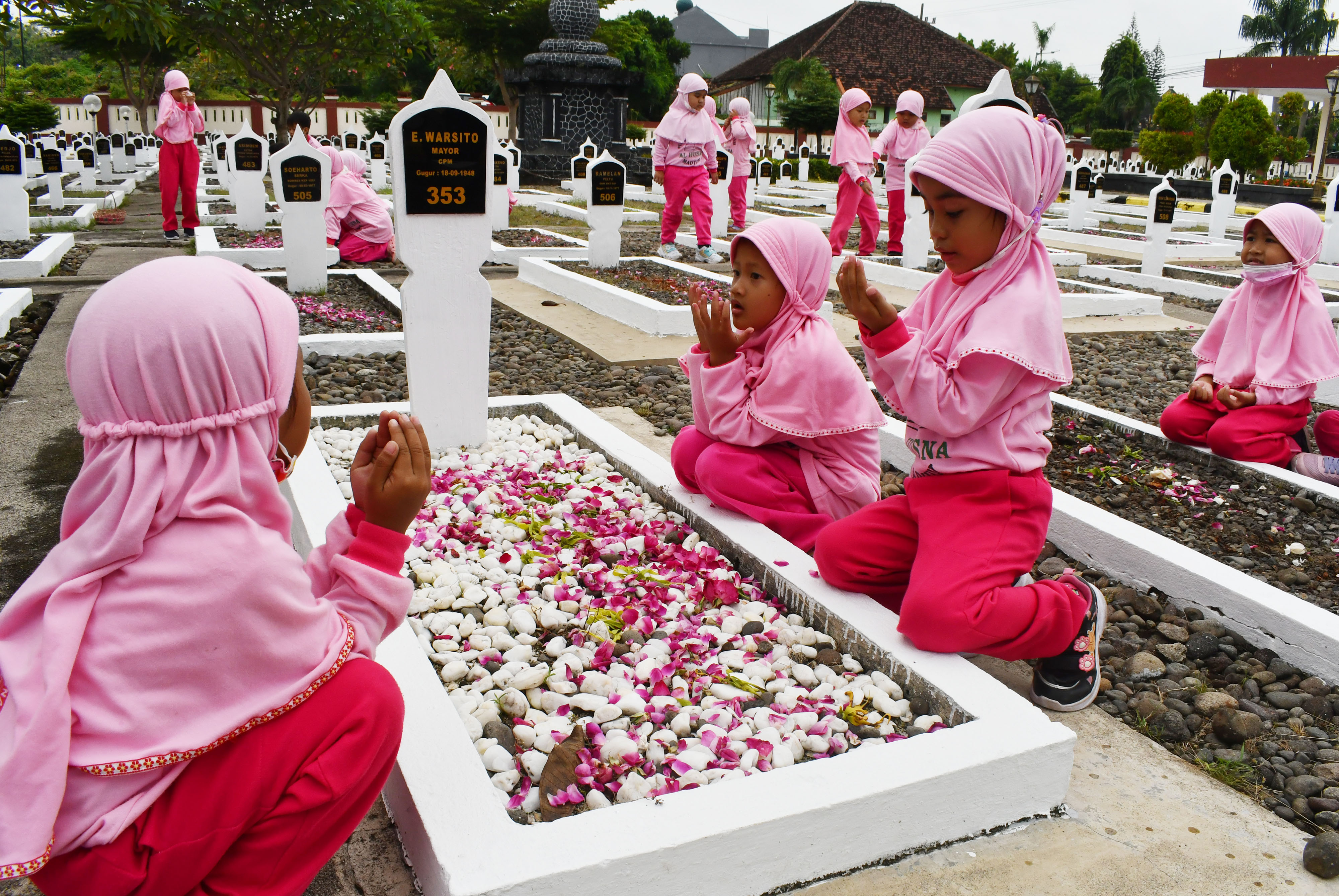 Murid TK Ziarah di Taman Makam Pahlawan