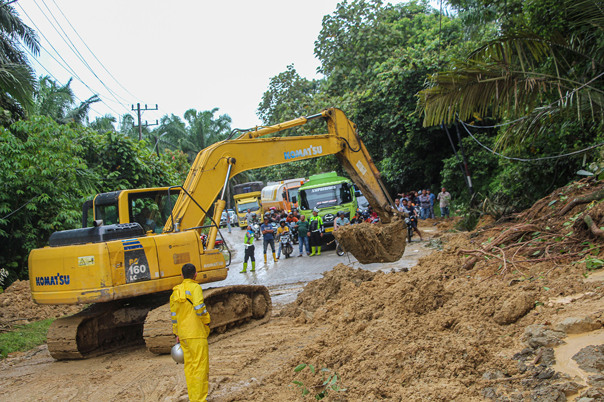 Jalan Lintas Aceh-Sumatera Utara Tertutup Longsor