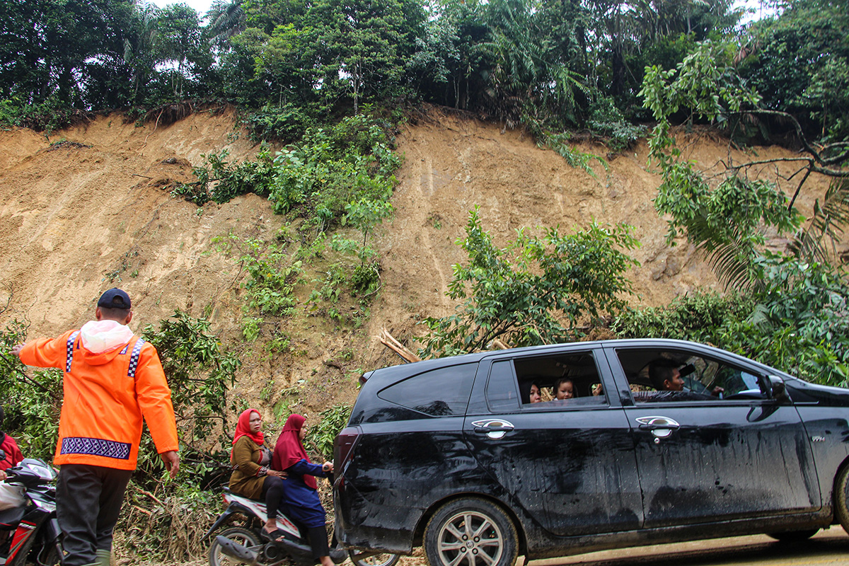 Jalan Lintas Aceh-Sumatera Utara Tertutup Longsor