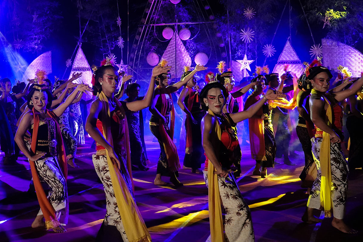  100 Penari Lengger Lanang Menari Bersama