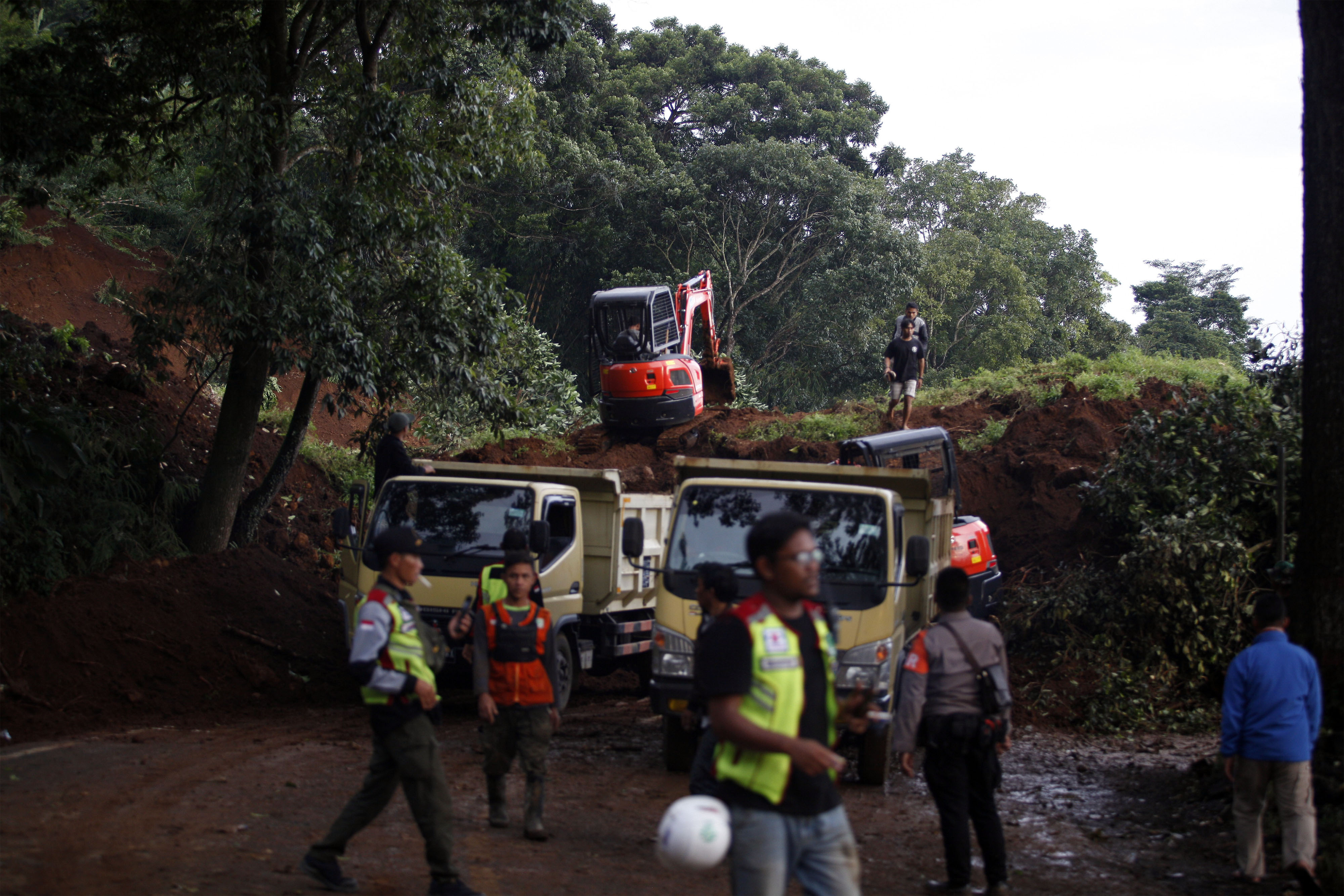 Jalan Tertutup Material Longsor Akibat Gempa di Cianjur