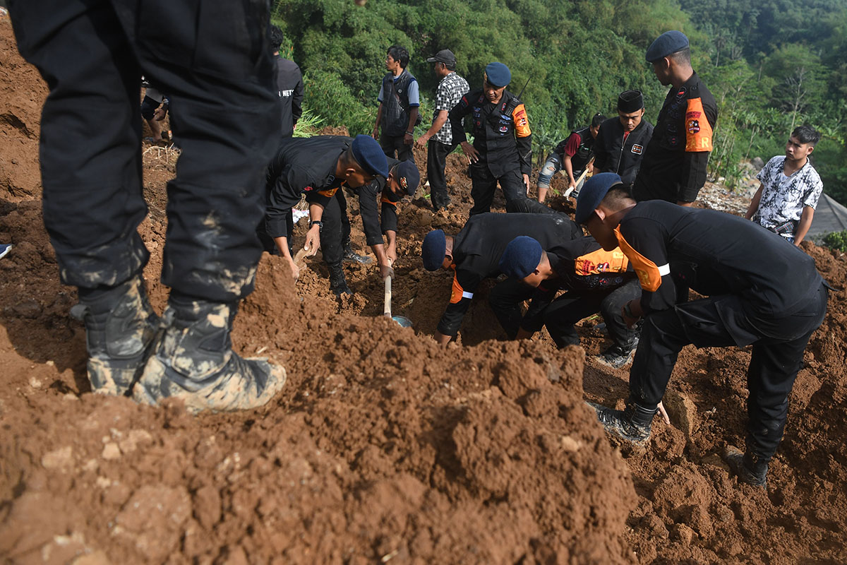 Pencarian Korban Longsor di Cianjur
