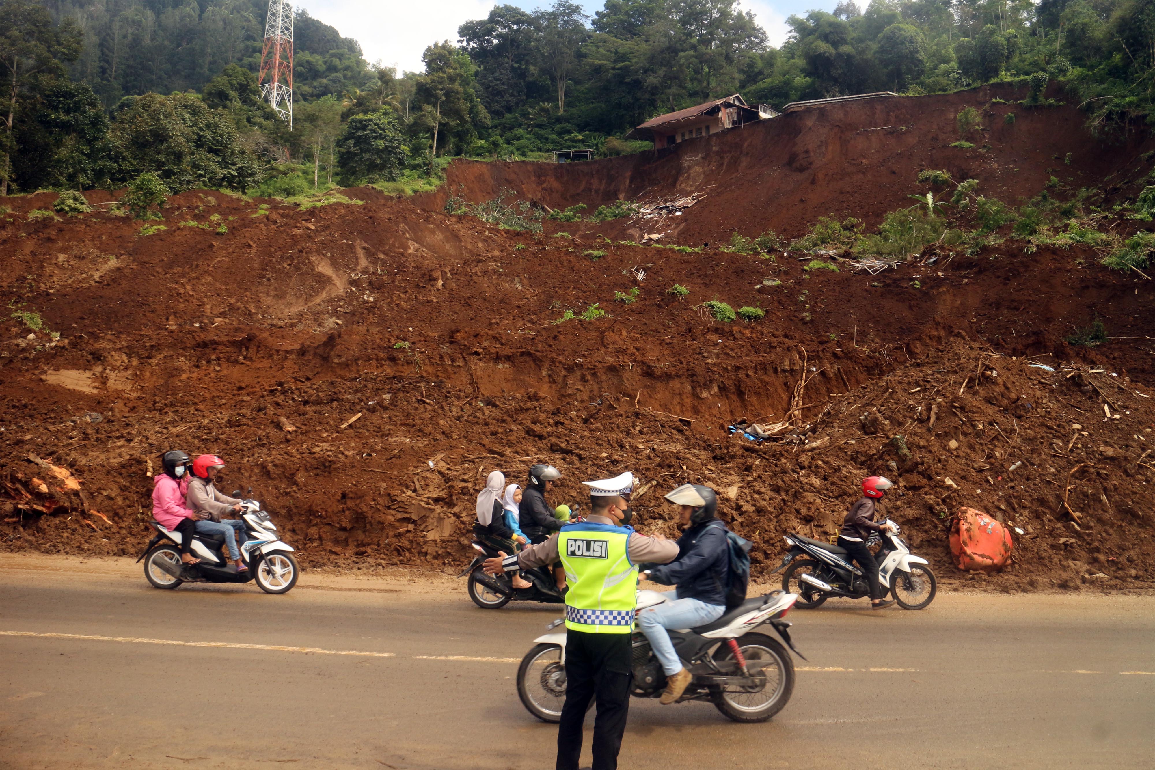 Akses Jalan Longsor Cianjur Sudah Bisa Dilalui Kendaraan