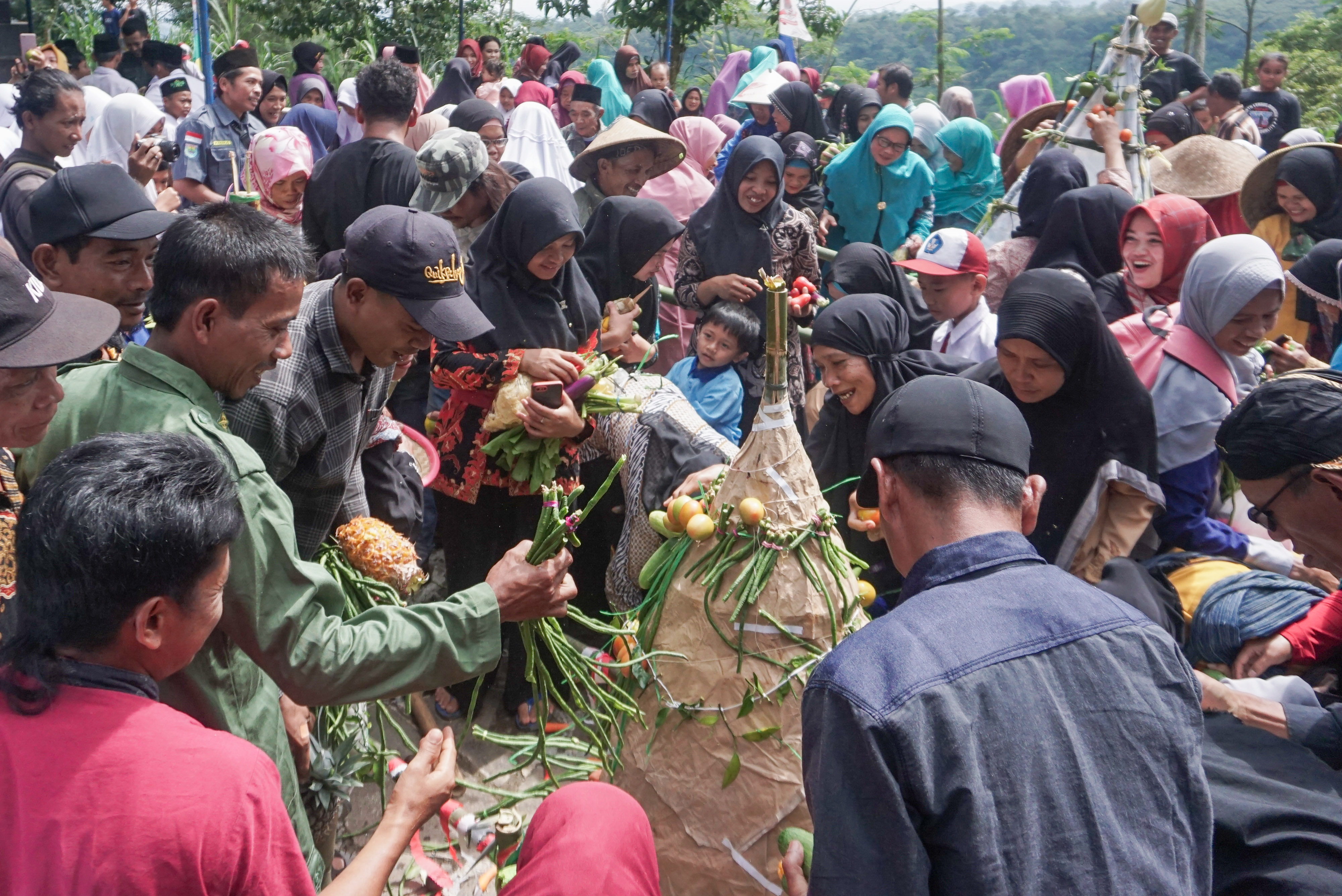 Kirab Gunungan Hasil Bumi Silurah