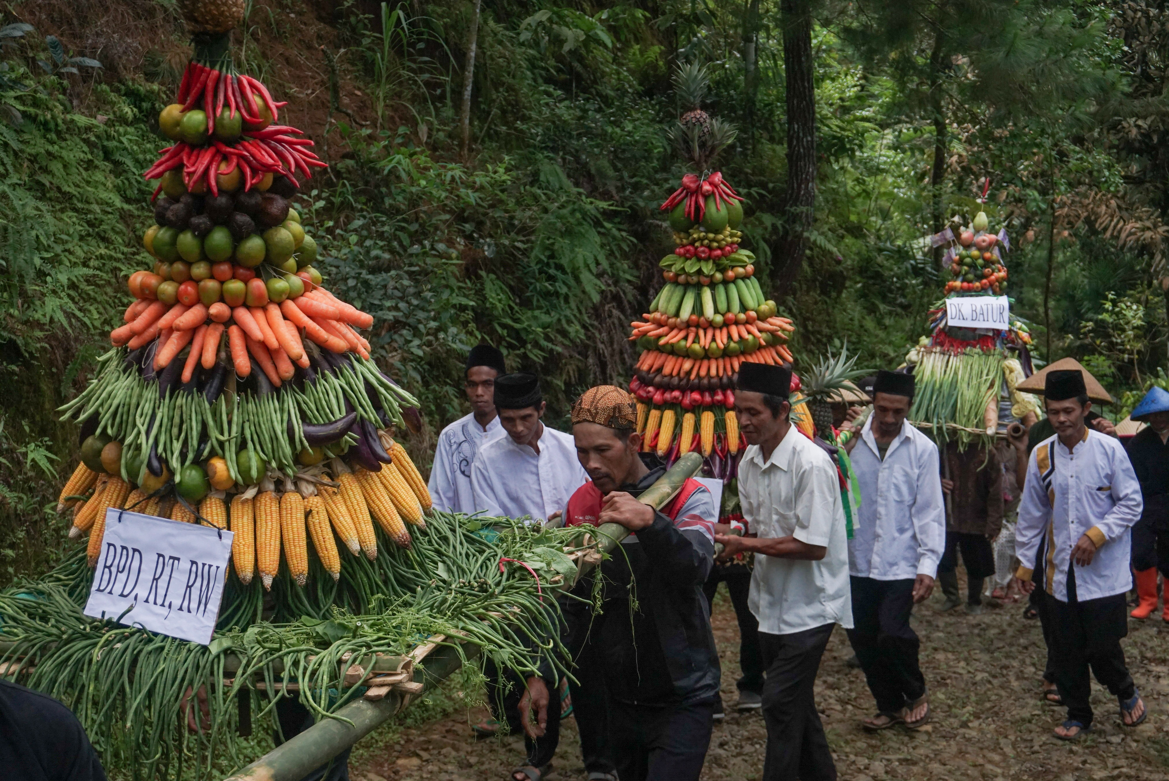Kirab Gunungan Hasil Bumi Silurah