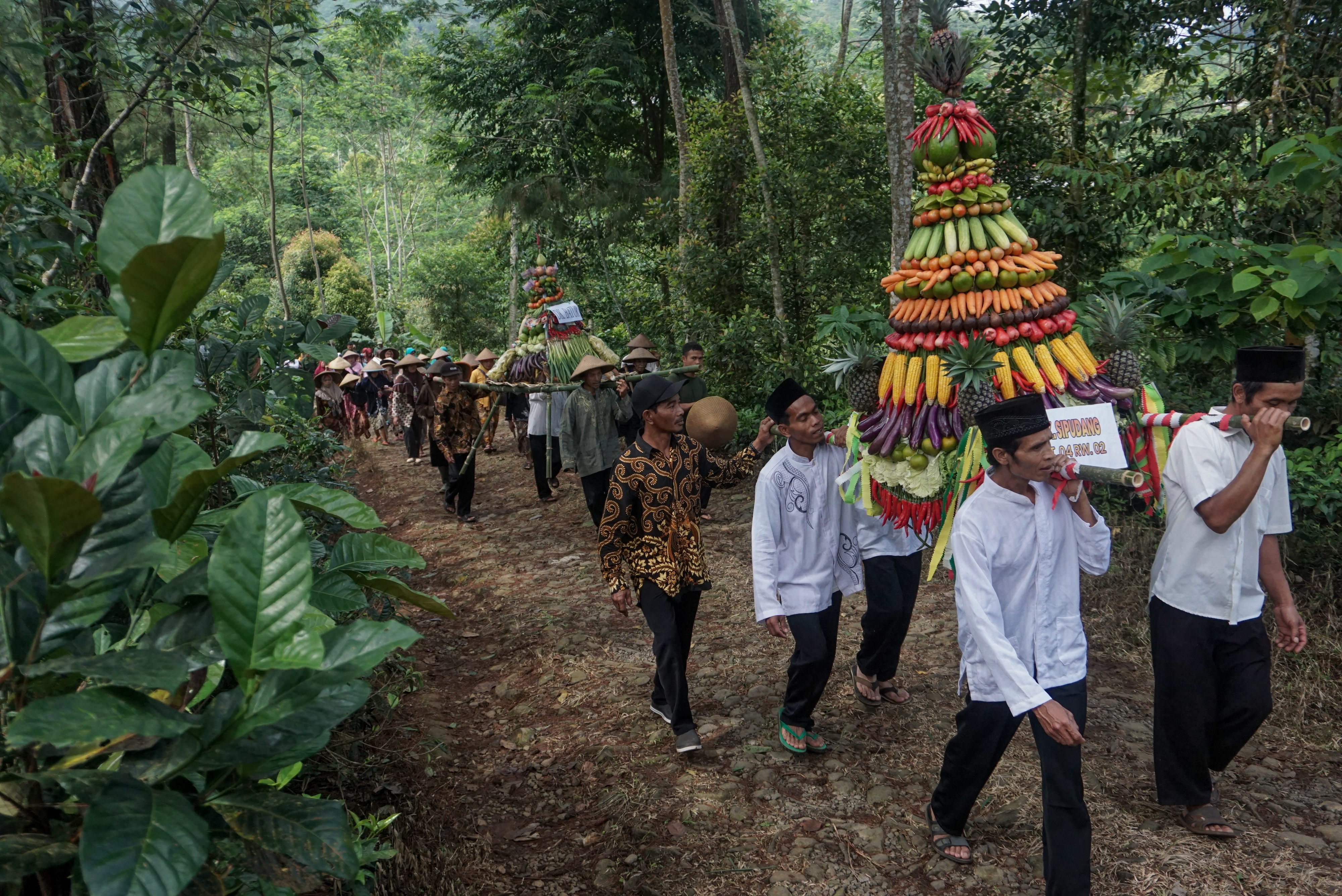 Kirab Gunungan Hasil Bumi Silurah