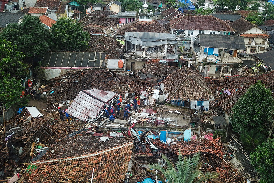 Pencarian Korban Tertimpa Bangunan Akibat Gempa
