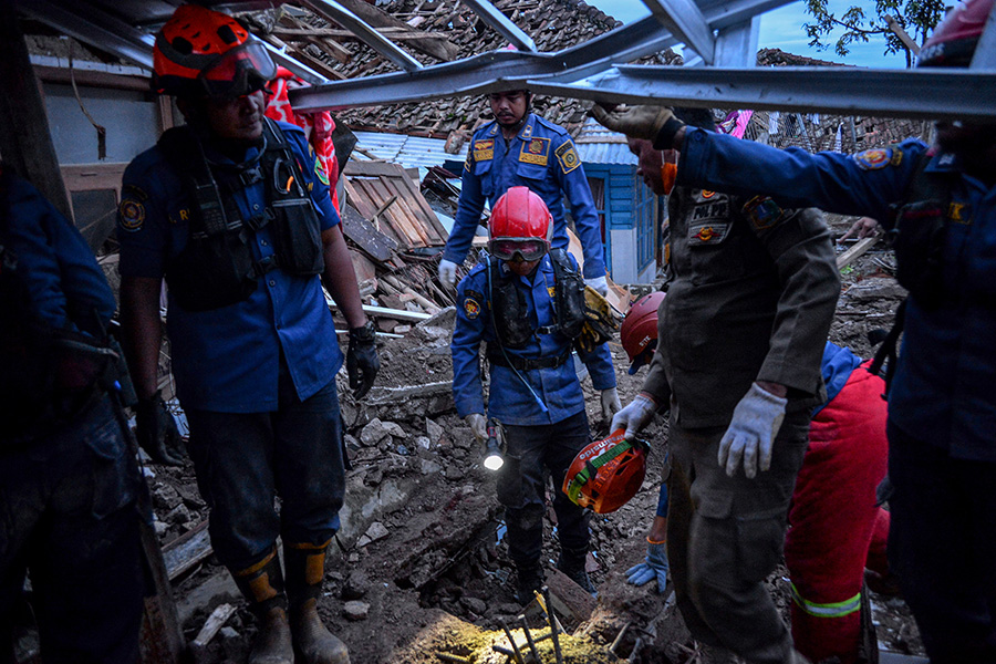 Pencarian Korban Tertimpa Bangunan Akibat Gempa