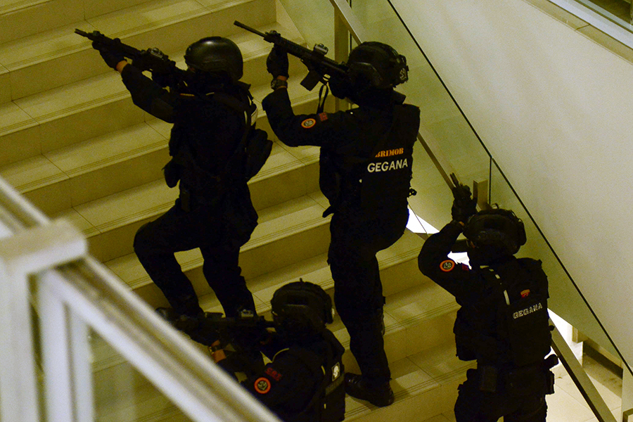 Simulasi Pengamanan Antiteror Di Bandara