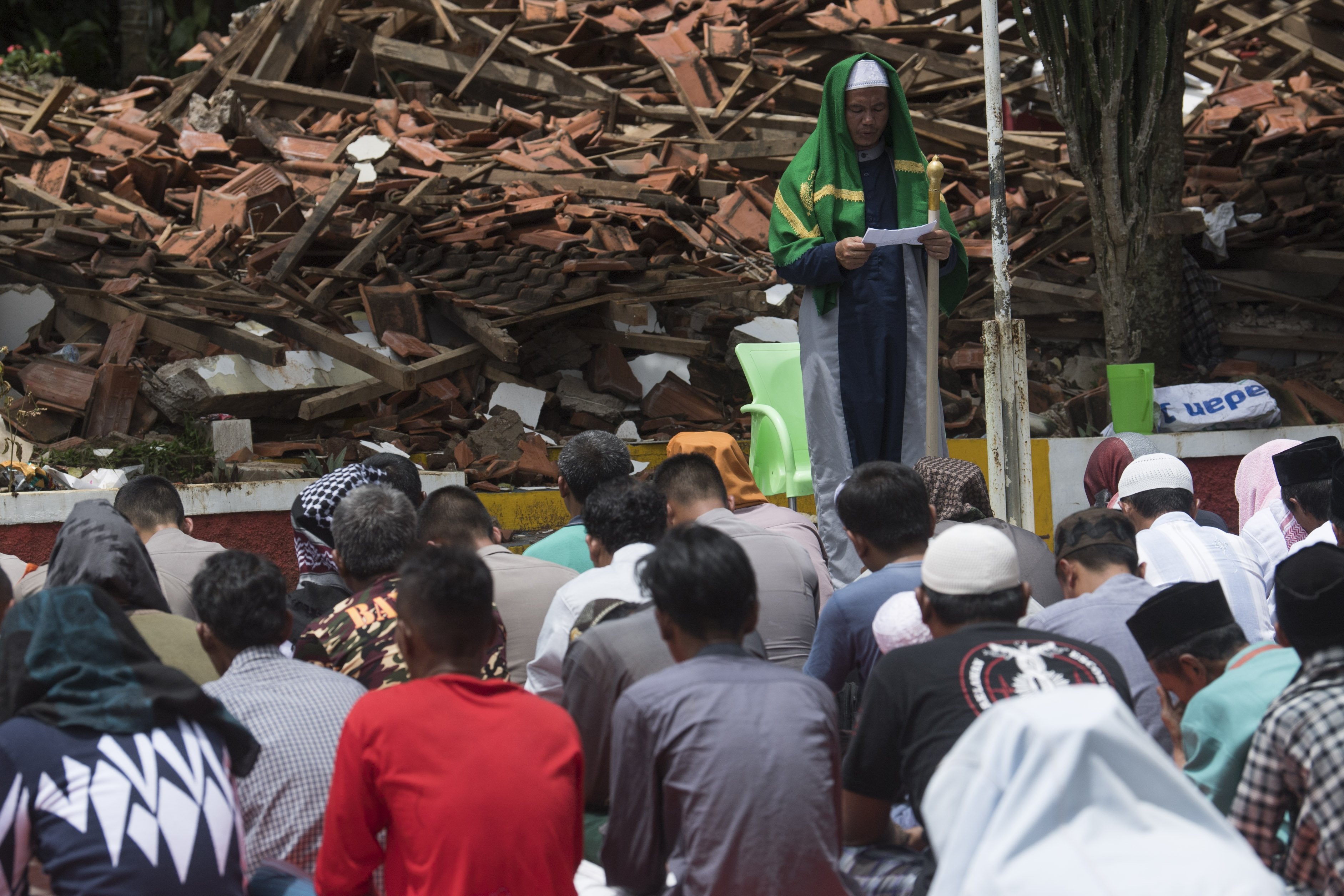 Salat Jumat di Antara rerutuhan Bangunan Pascagempa Dianjur