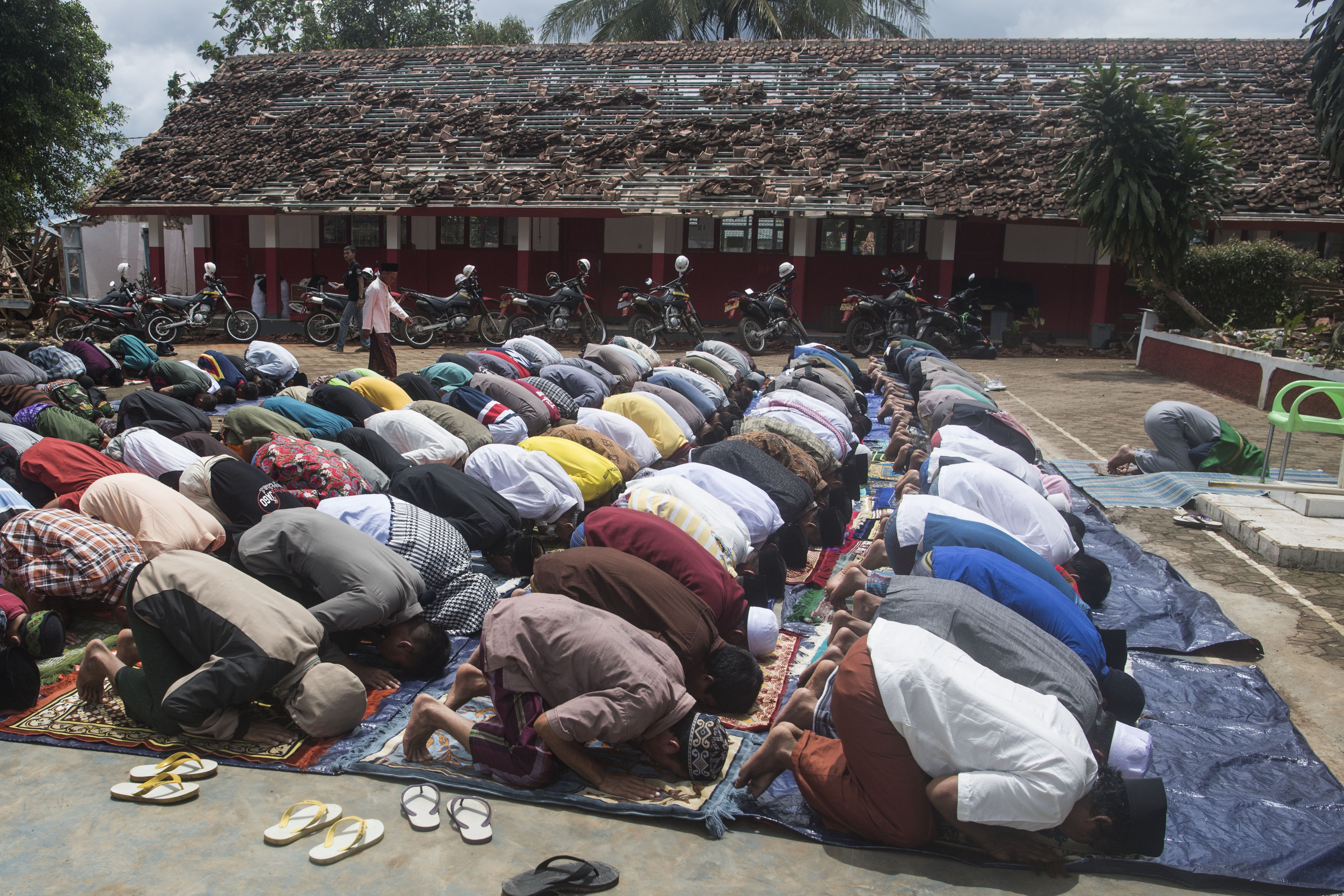 Salat Jumat di Antara rerutuhan Bangunan Pascagempa Dianjur