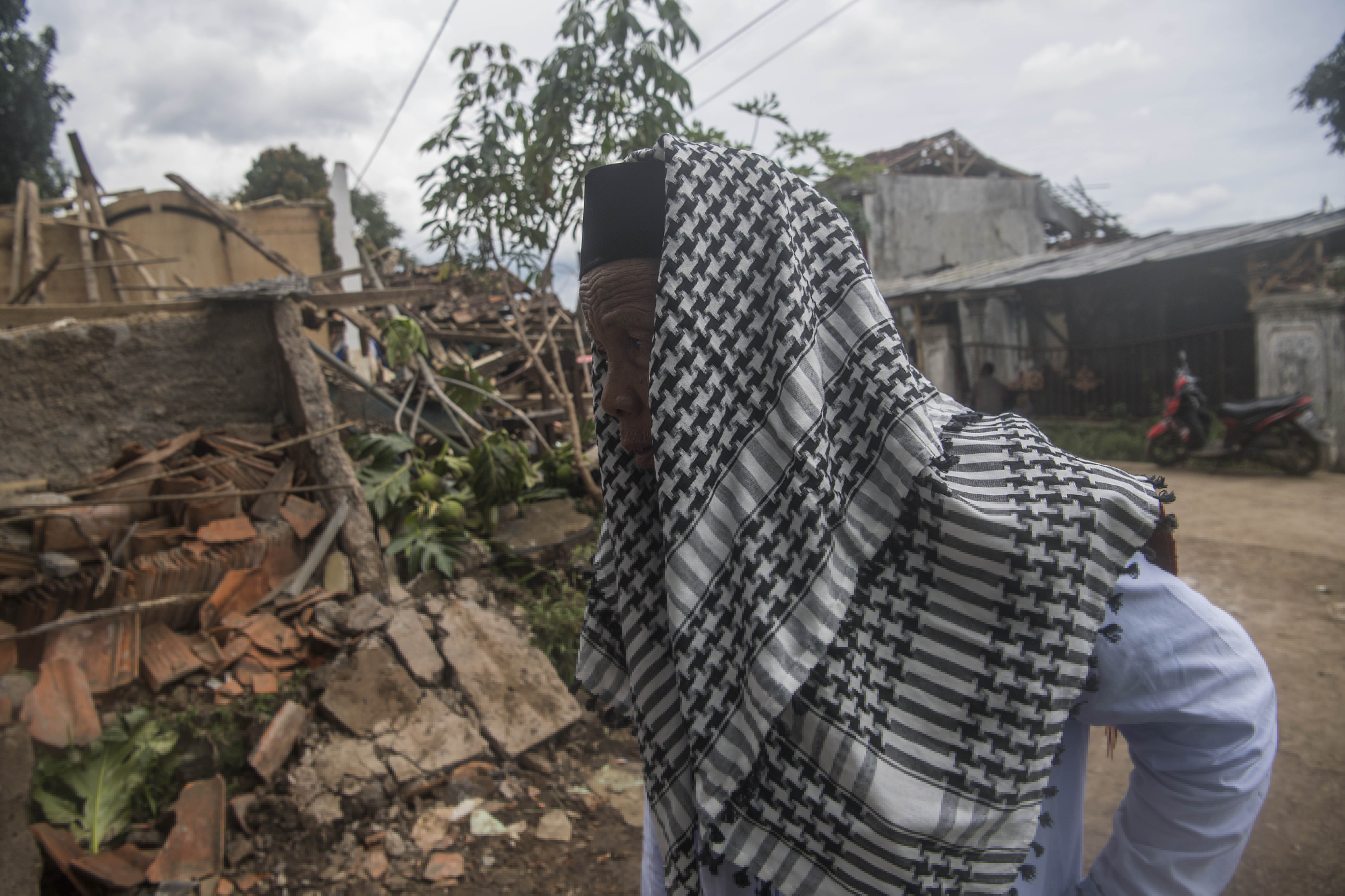 Salat Jumat di Antara rerutuhan Bangunan Pascagempa Dianjur