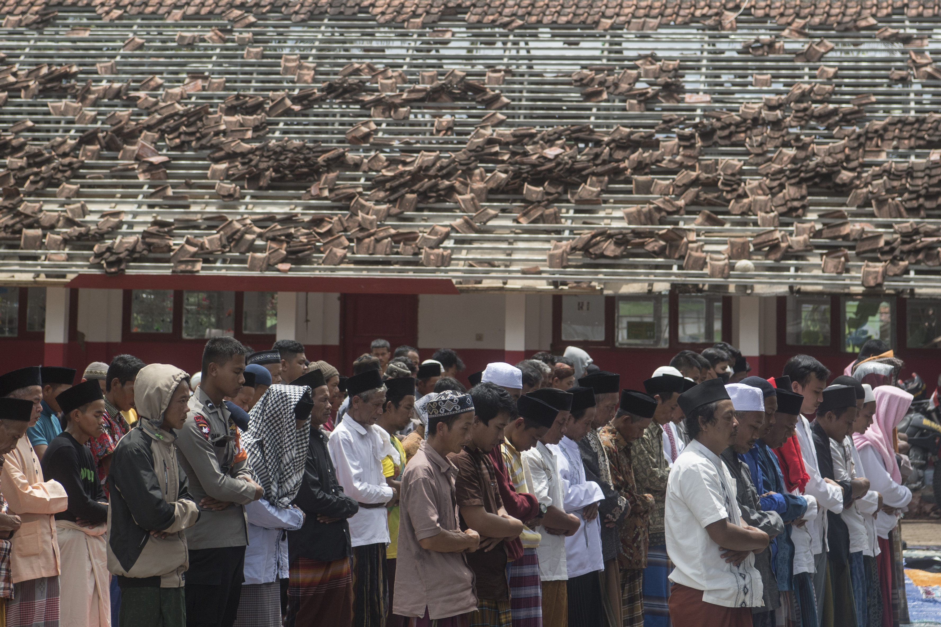 Salat Jumat di Antara rerutuhan Bangunan Pascagempa Dianjur