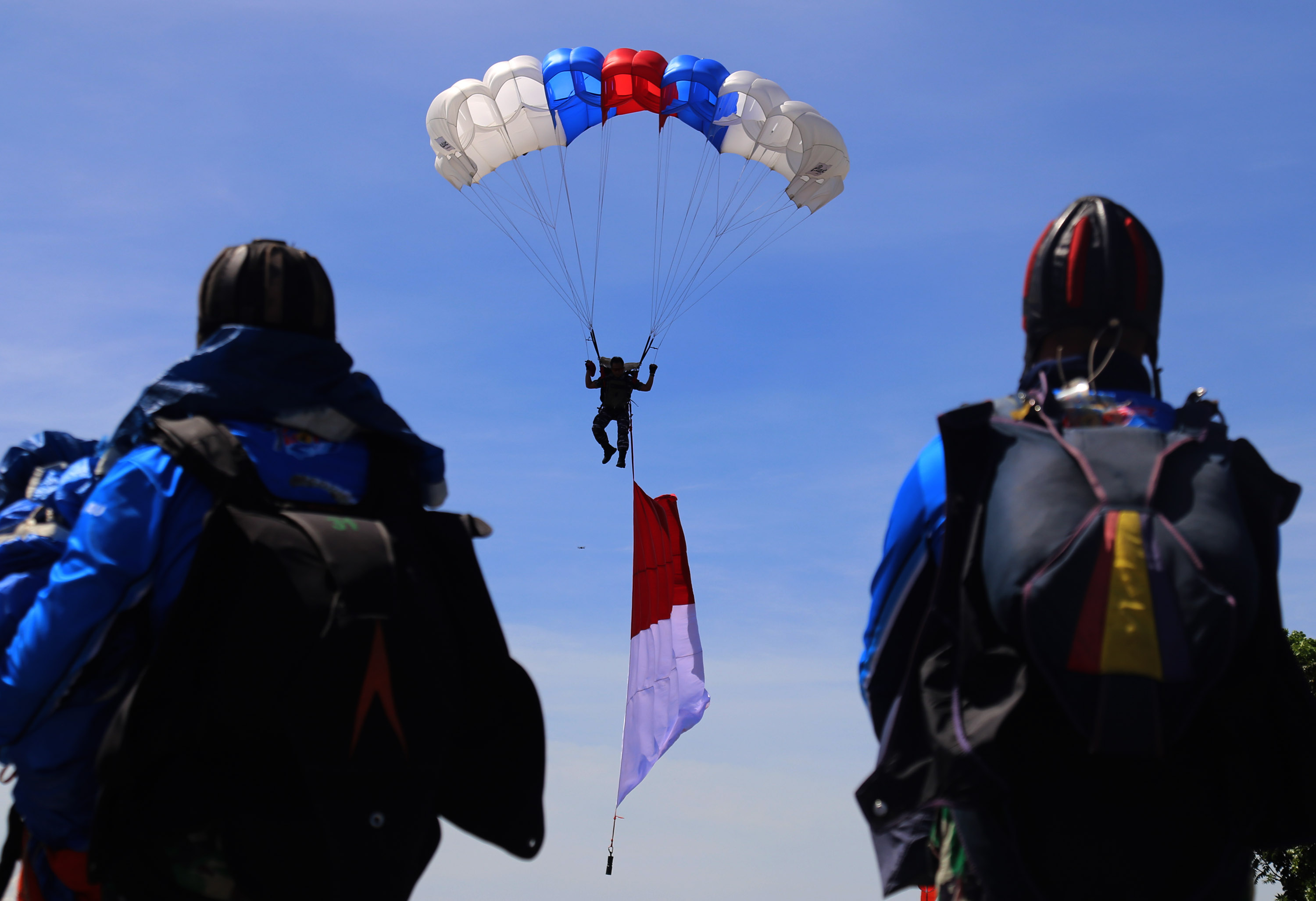 Atraksi Terjun Payung Sail Tidore 2022