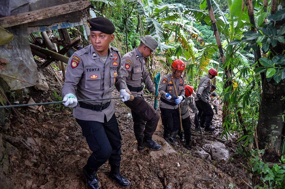 Pencarian Korban Tertimbun Longsor Akibat Gempa Cianjur