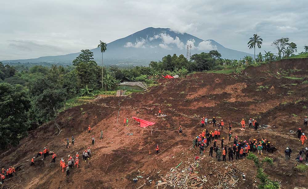 Pencarian Korban Tertimbun Longsor Akibat Gempa Cianjur