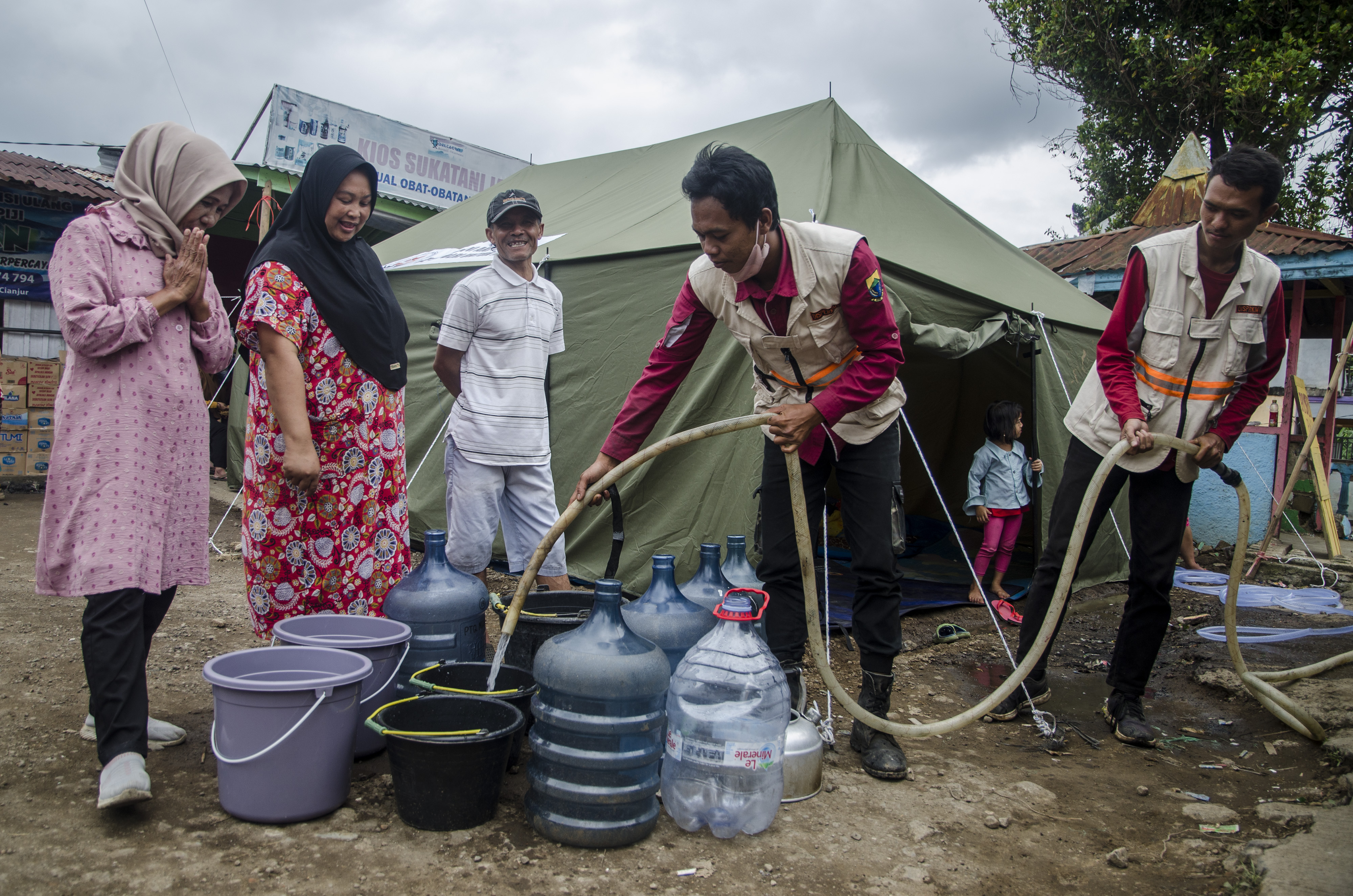 Penyaluran Air Bersih Korban Terdampak Gempa Cianjur