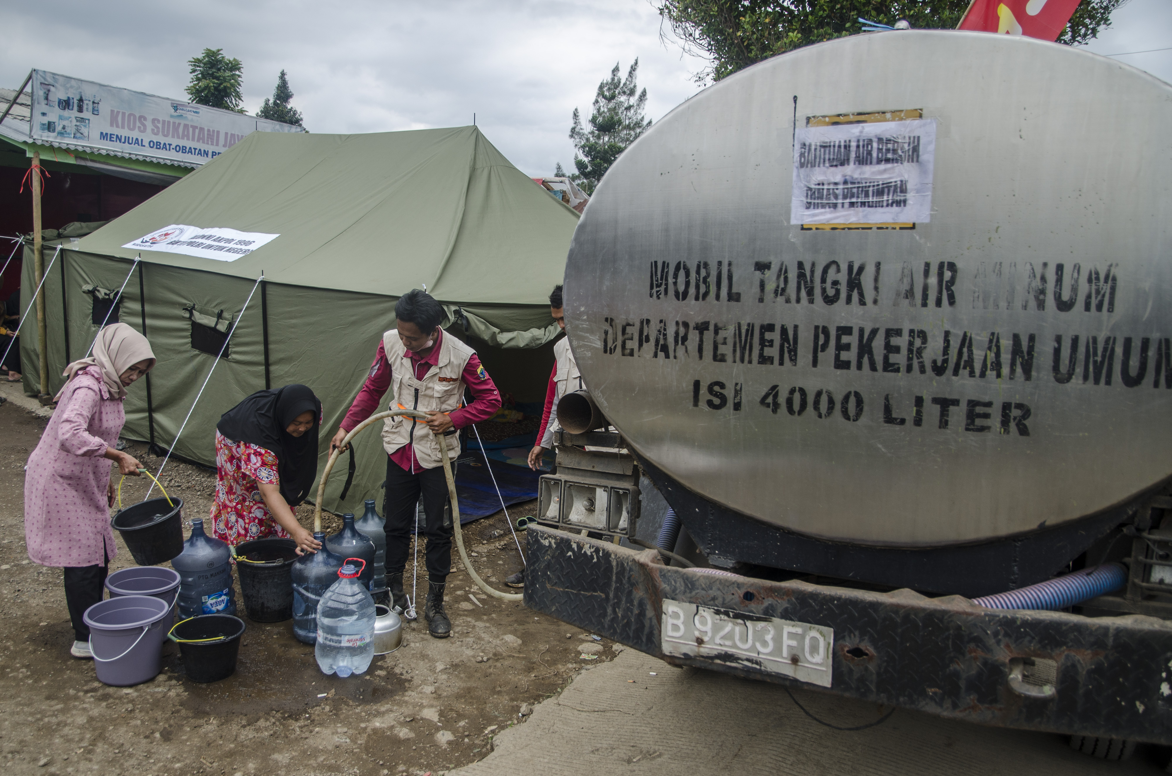 Penyaluran Air Bersih Korban Terdampak Gempa Cianjur