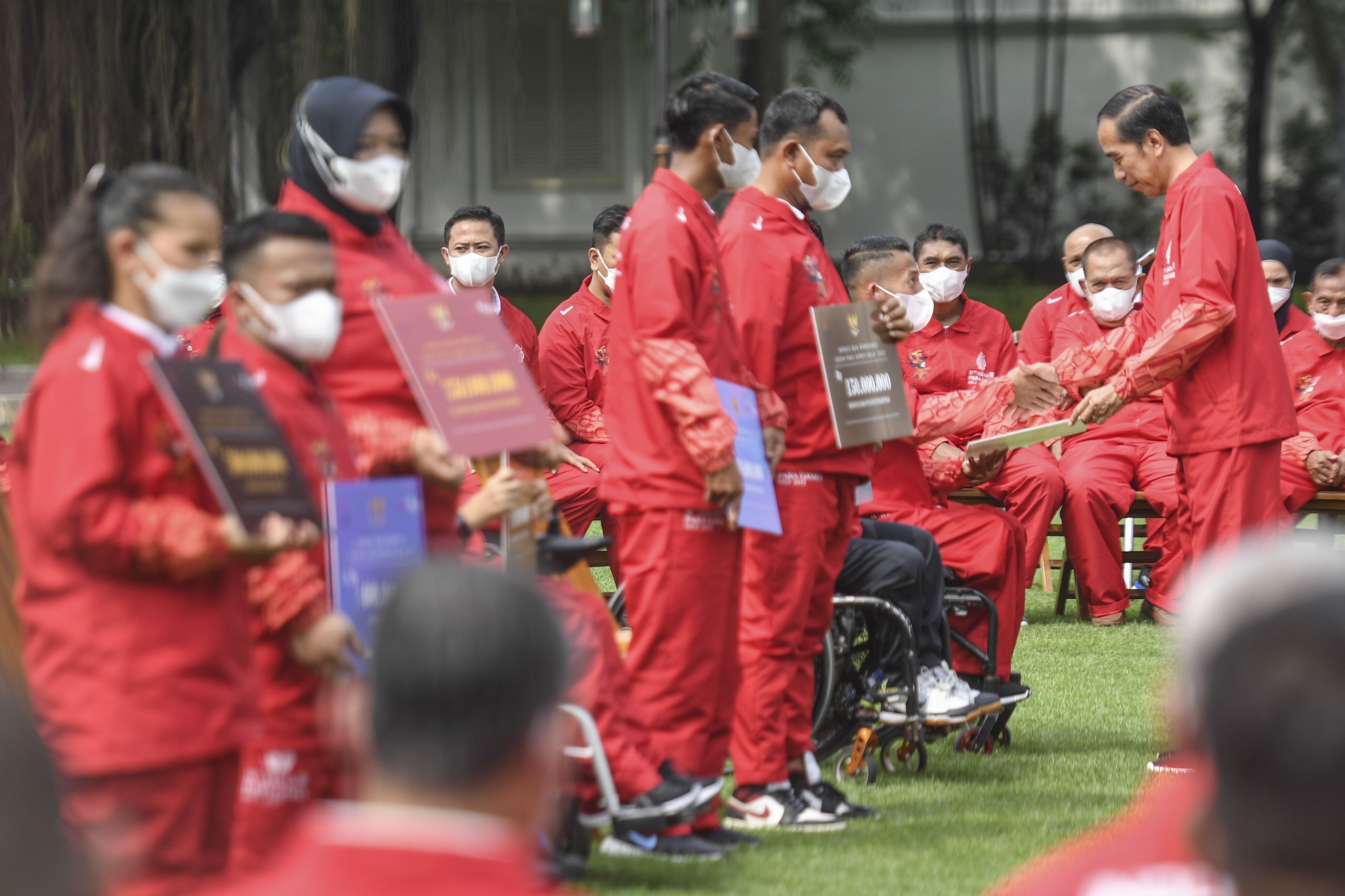 Presiden Jokowi Serahkan Bonus Atlet ASEAN Para Games