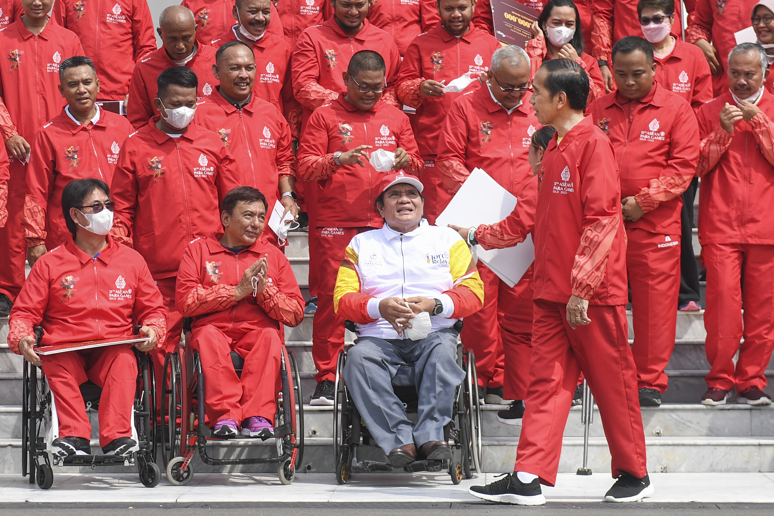 Presiden Jokowi Serahkan Bonus Atlet ASEAN Para Games
