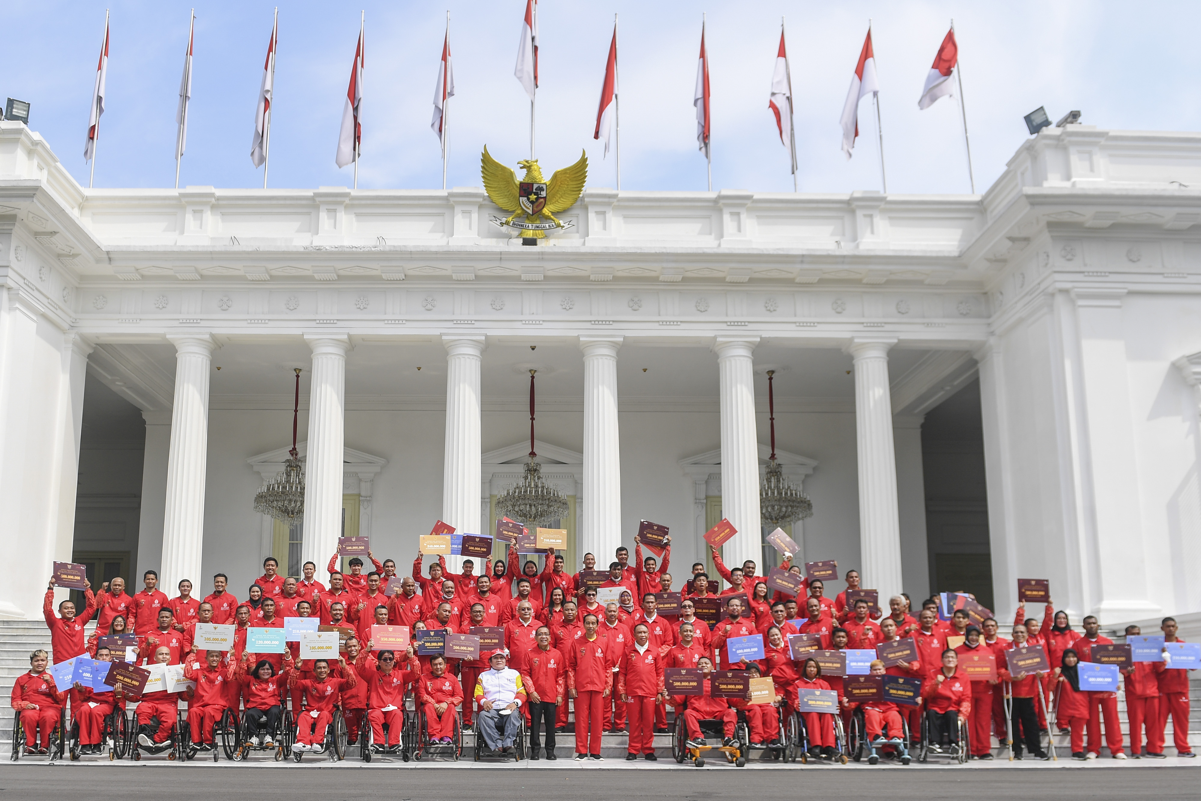 Presiden Jokowi Serahkan Bonus Atlet ASEAN Para Games