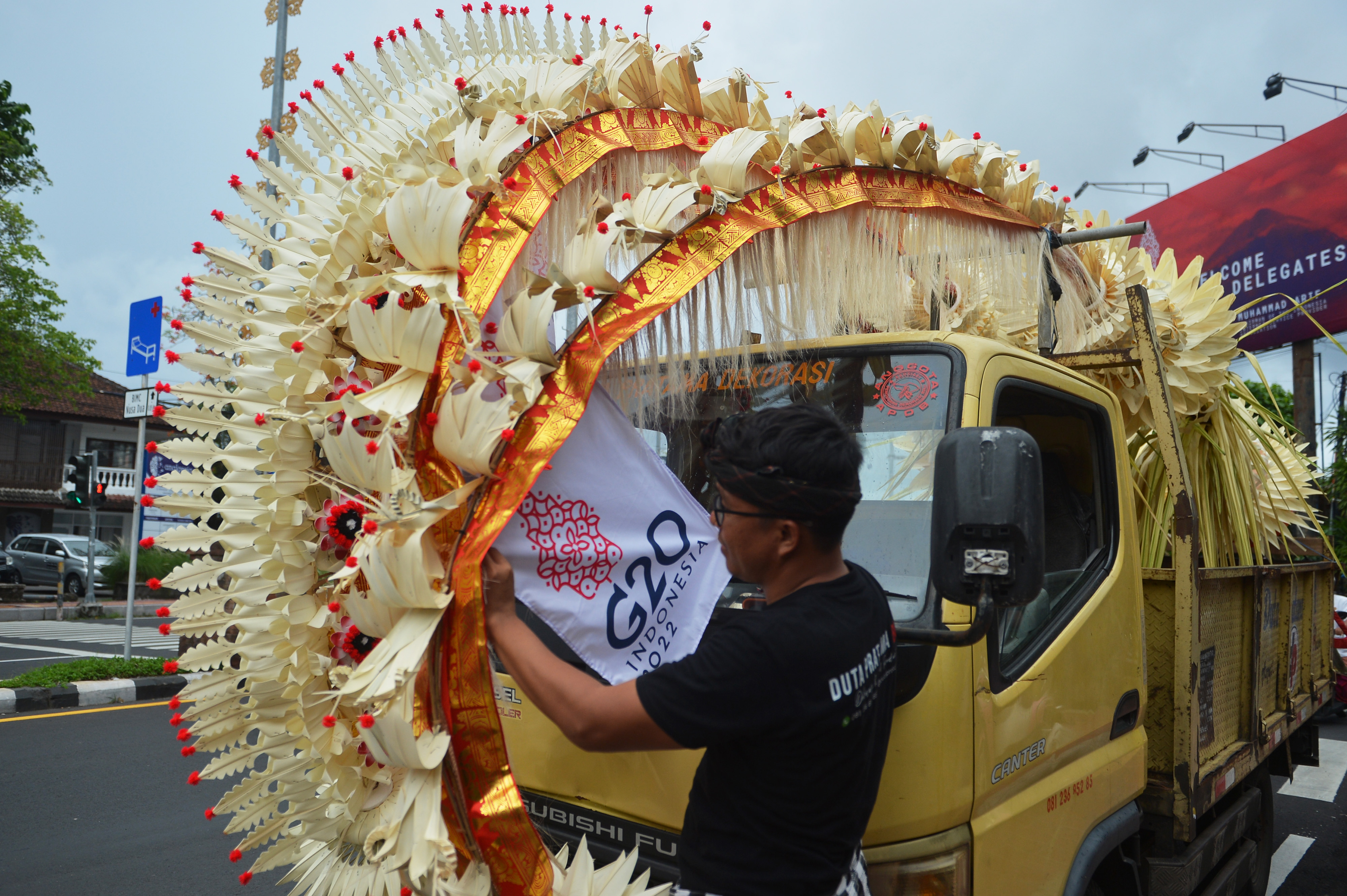 Pemasangan Penjor Sambut KTT G20 Bali
