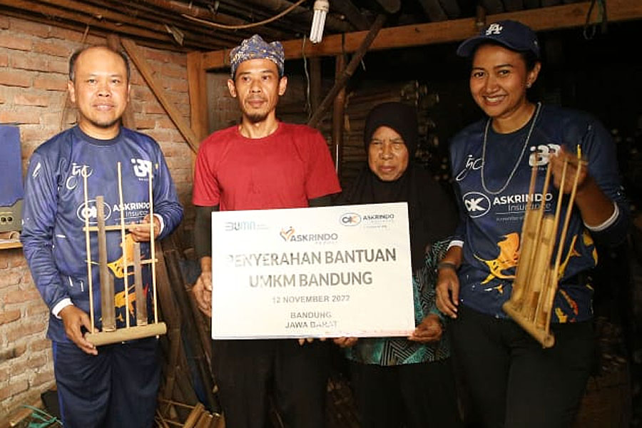 Askrindo Berikan Bantuan Kepada Pengrajin Angklung