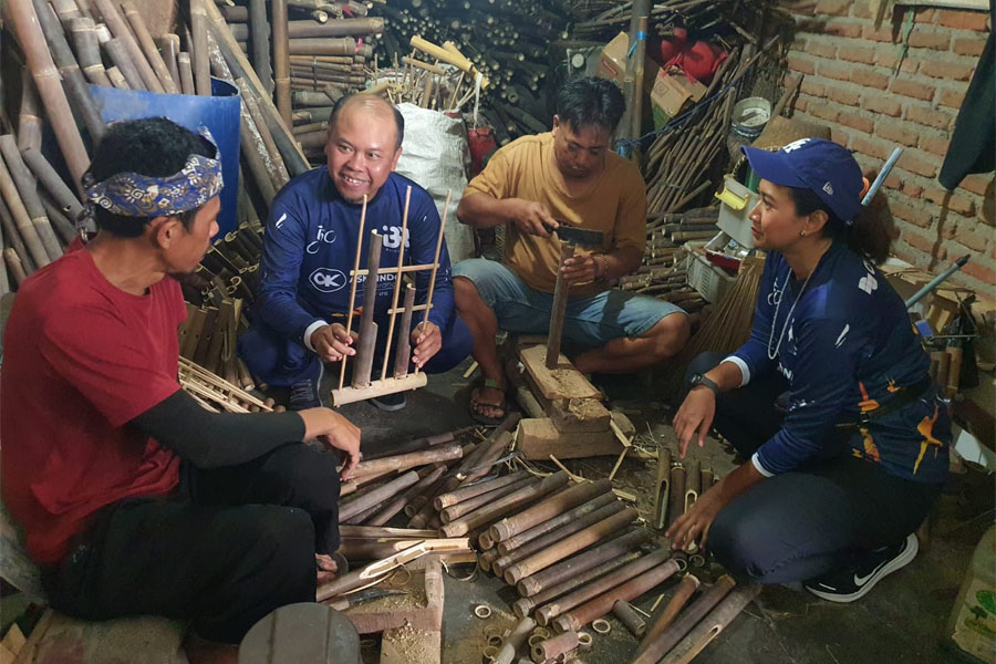 Askrindo Berikan Bantuan Kepada Pengrajin Angklung