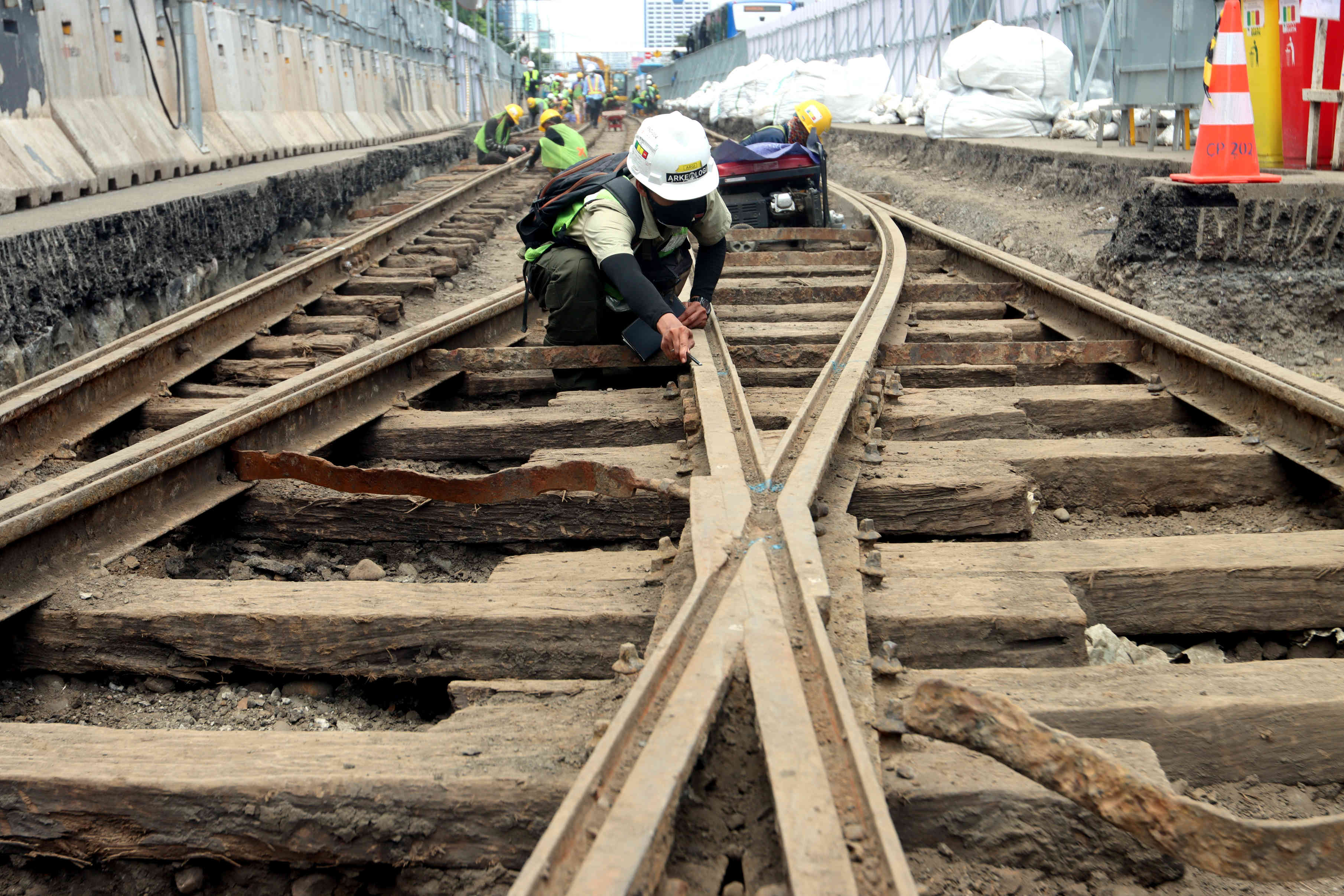 Relokasi Rel Trem di Proyek MRT