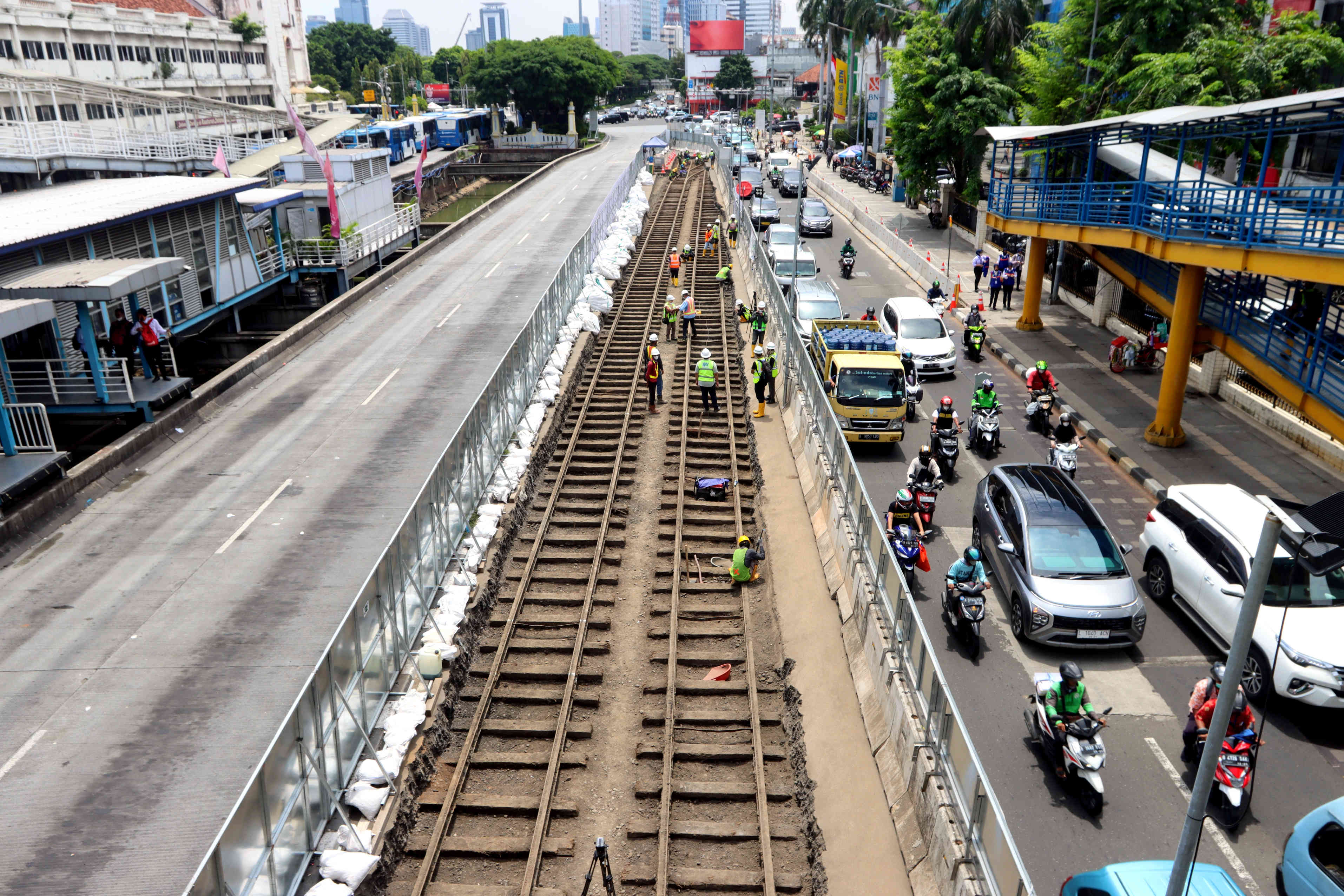 Relokasi Rel Trem di Proyek MRT