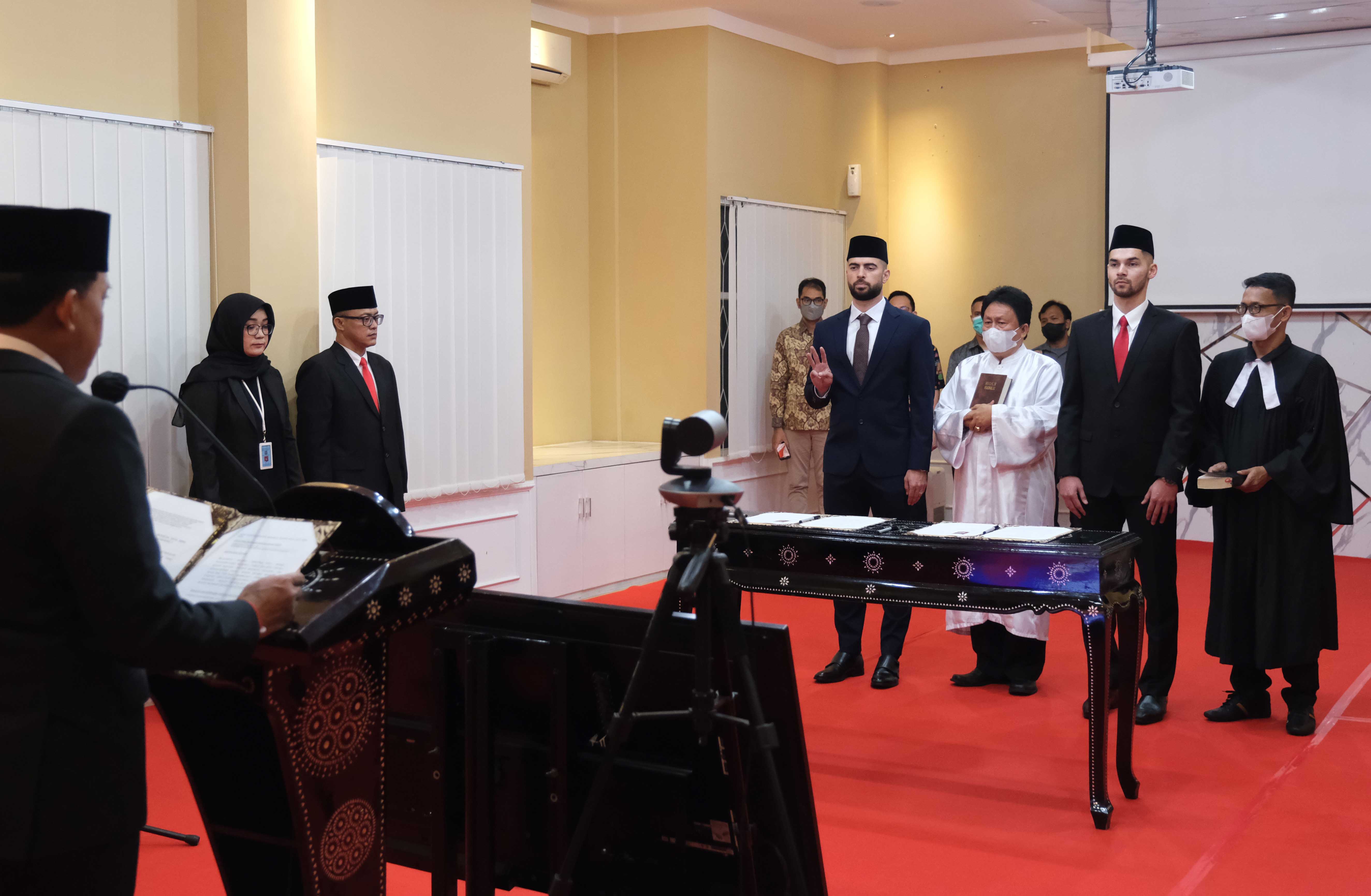 Jordi Amat dan Sandy Walsh Resmi Menjadi WNI