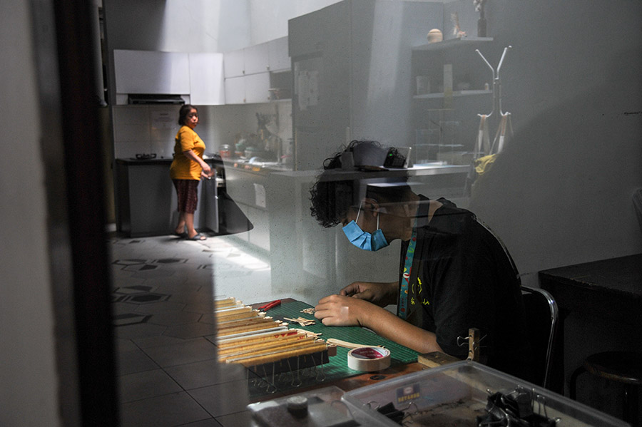 Produksi Jam Tangan Dari Kayu Untuk Souvenir G20 