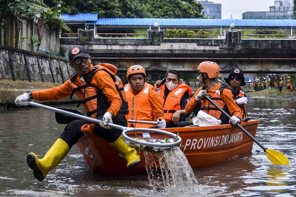 Kerja Bakti Membersihkan Kali Ciliwung