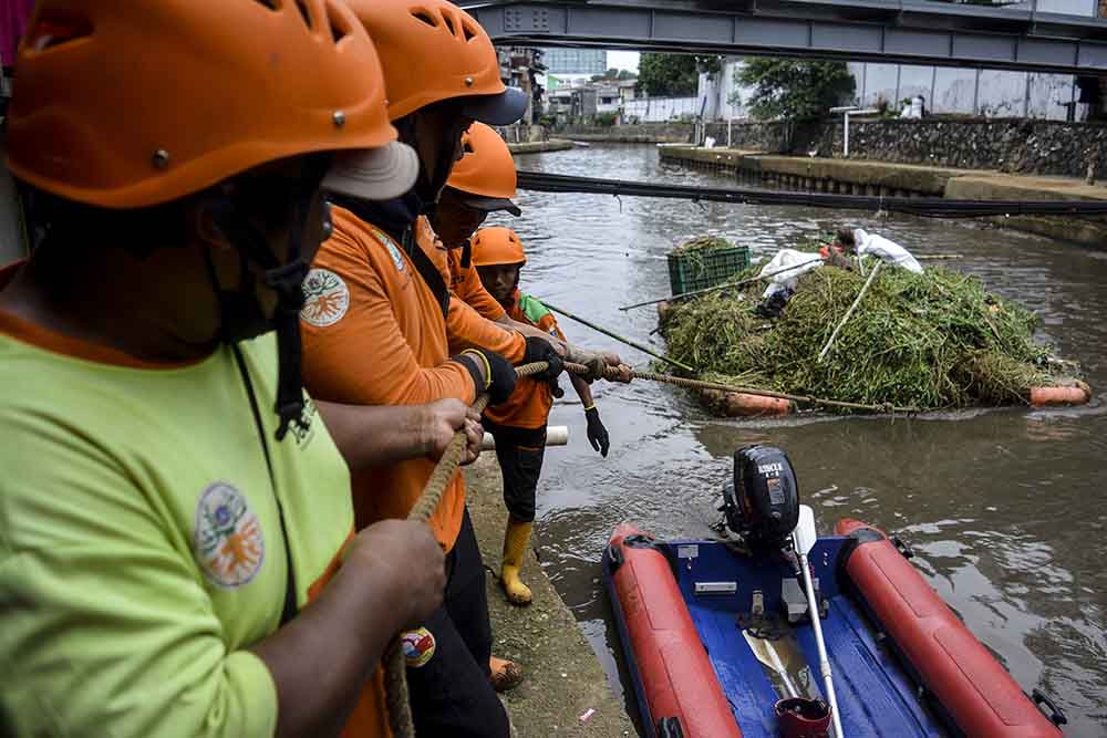 Kerja Bakti Membersihkan Kali Ciliwung