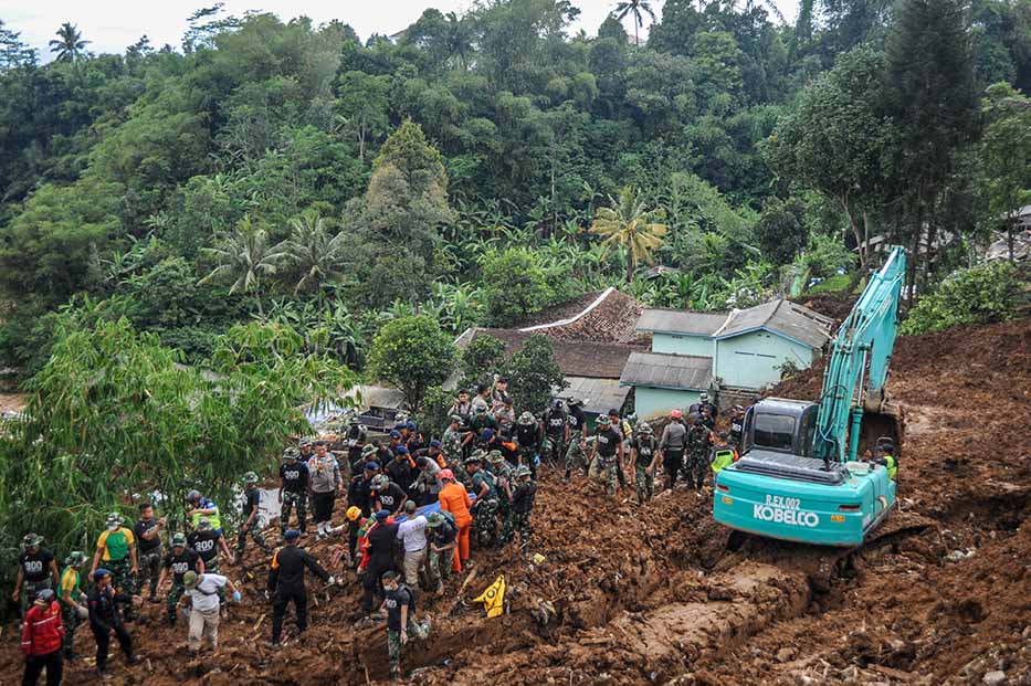 Gunakan Alat Berat untuk Buka Jalur Jalan Raya Puncak-Cianjur