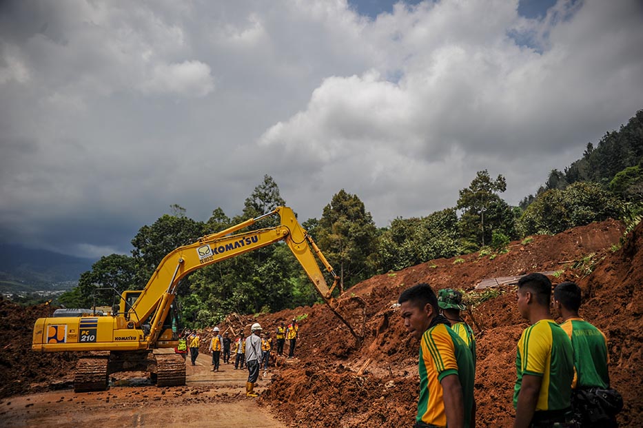 Gunakan Alat Berat untuk Buka Jalur Jalan Raya Puncak-Cianjur