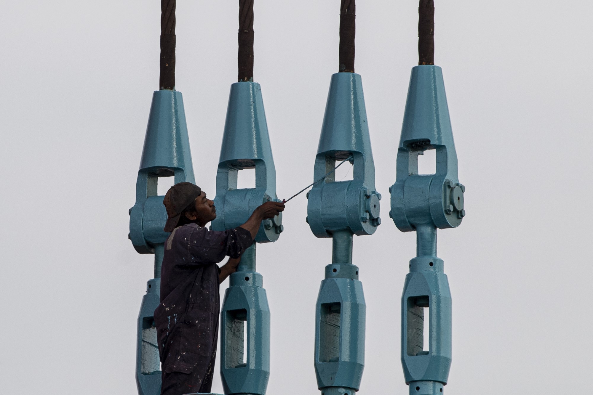 Pengecatan Menara Jembatan Ampera 