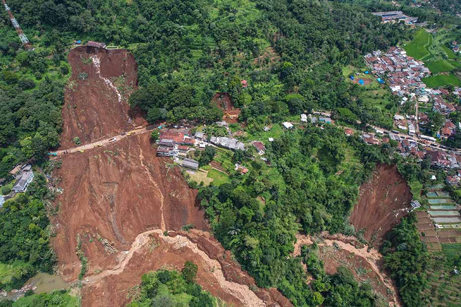 Bukit Longsor Akibat Gempa di Cianjur