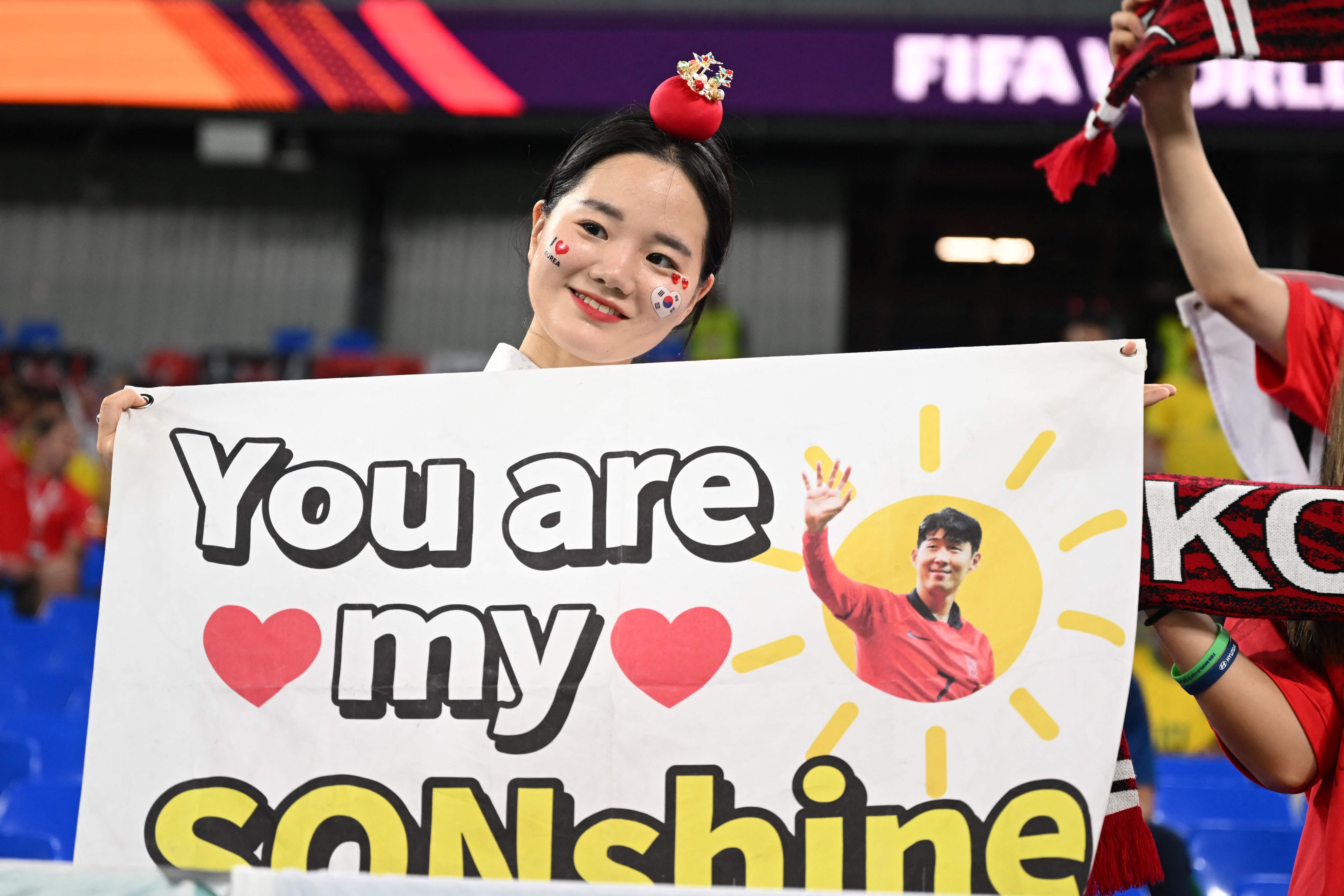 Adu Cantik Suporter Brazil dan Korea Selatan Jelang Laga 16 Besar Piala Dunia 2022