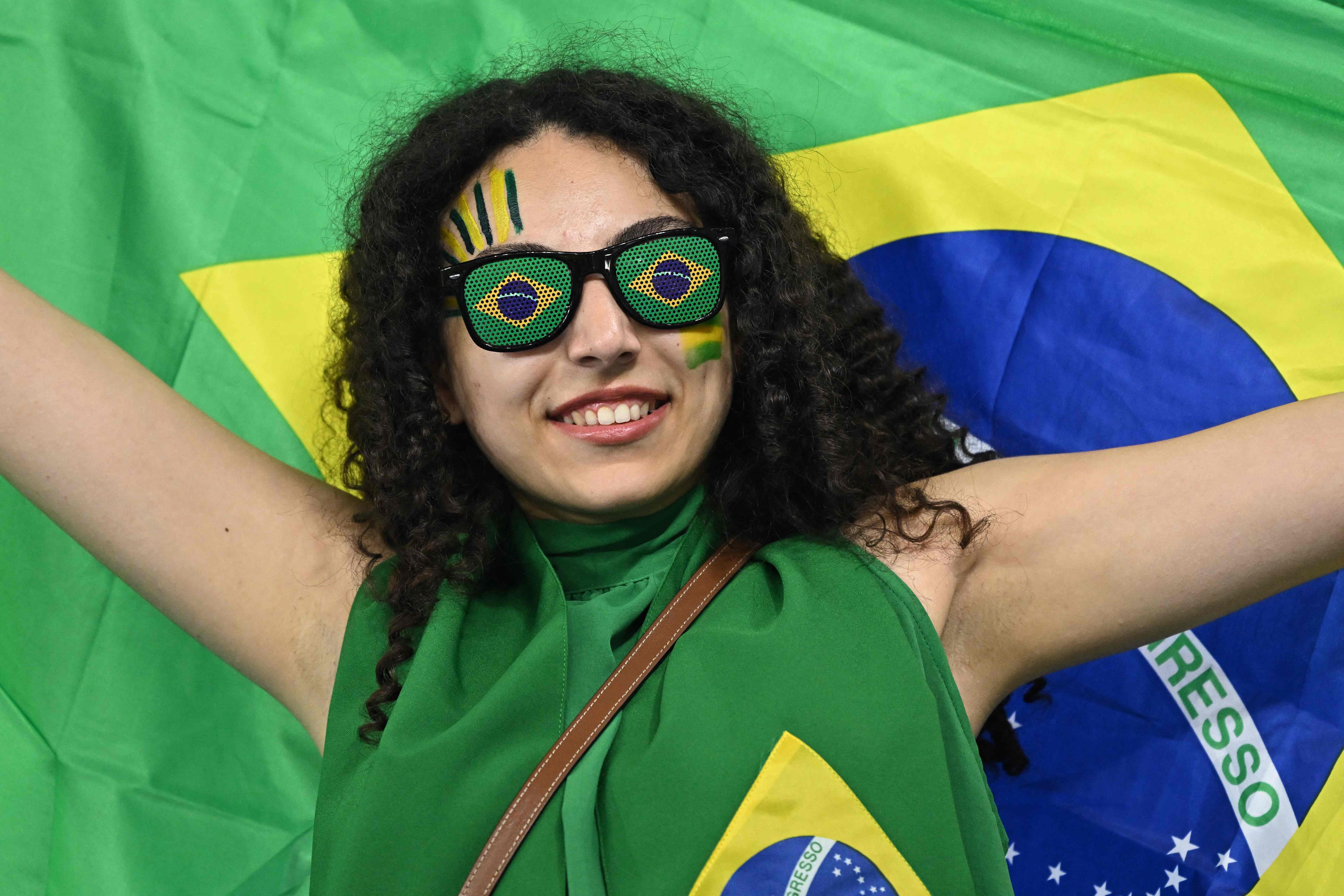 Adu Cantik Suporter Brazil dan Korea Selatan Jelang Laga 16 Besar Piala Dunia 2022