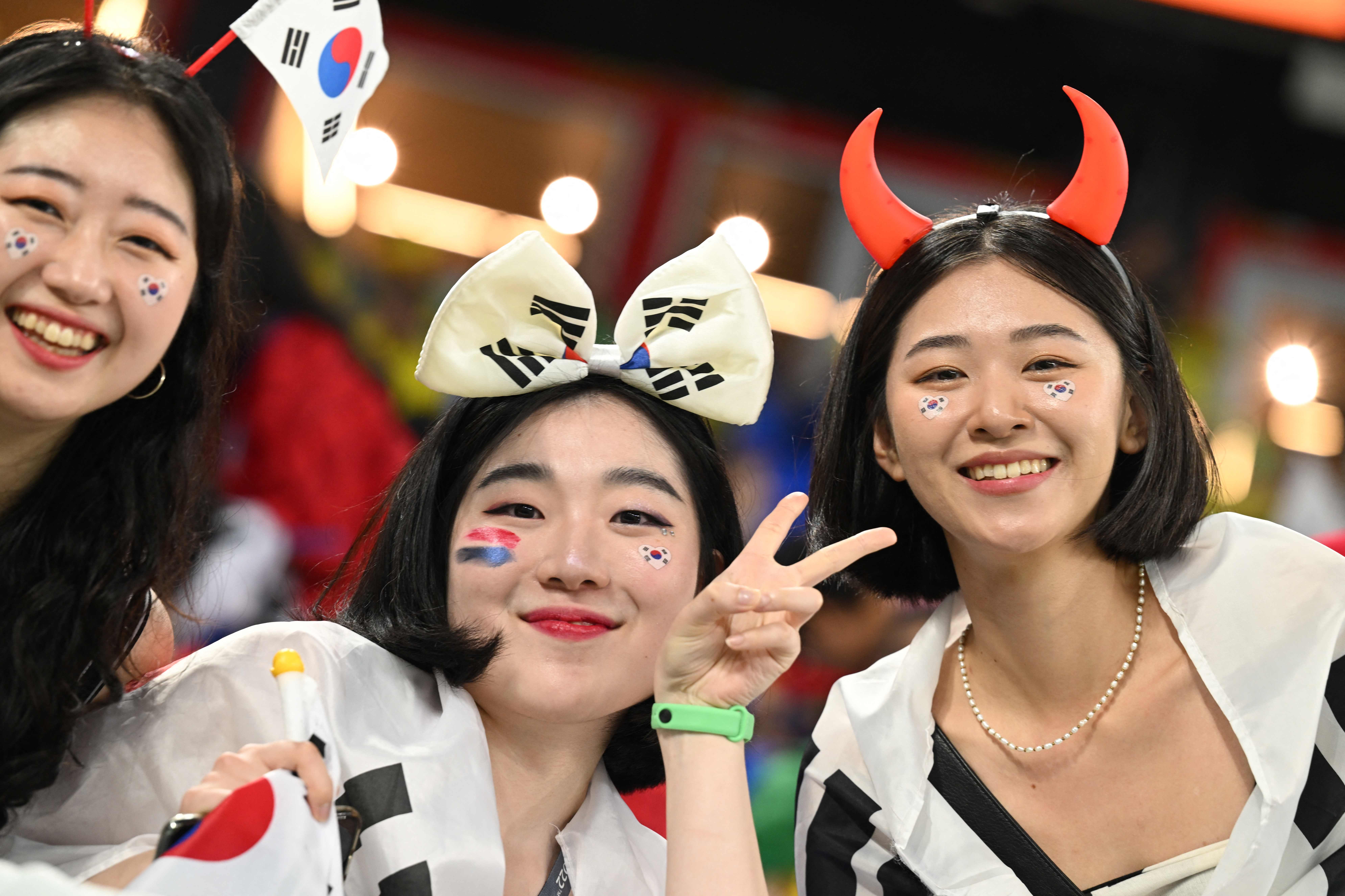 Adu Cantik Suporter Brazil dan Korea Selatan Jelang Laga 16 Besar Piala Dunia 2022