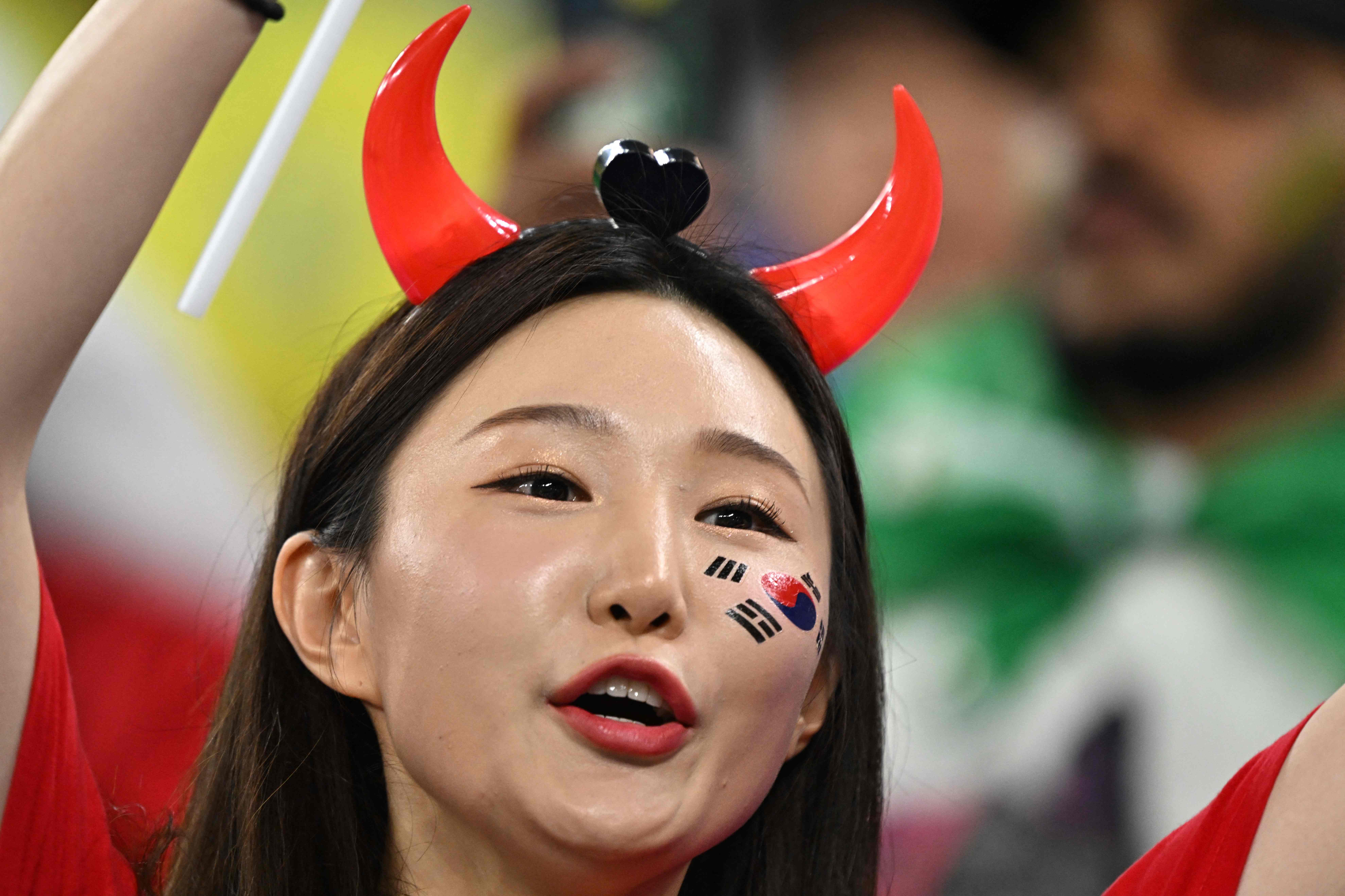 Adu Cantik Suporter Brazil dan Korea Selatan Jelang Laga 16 Besar Piala Dunia 2022