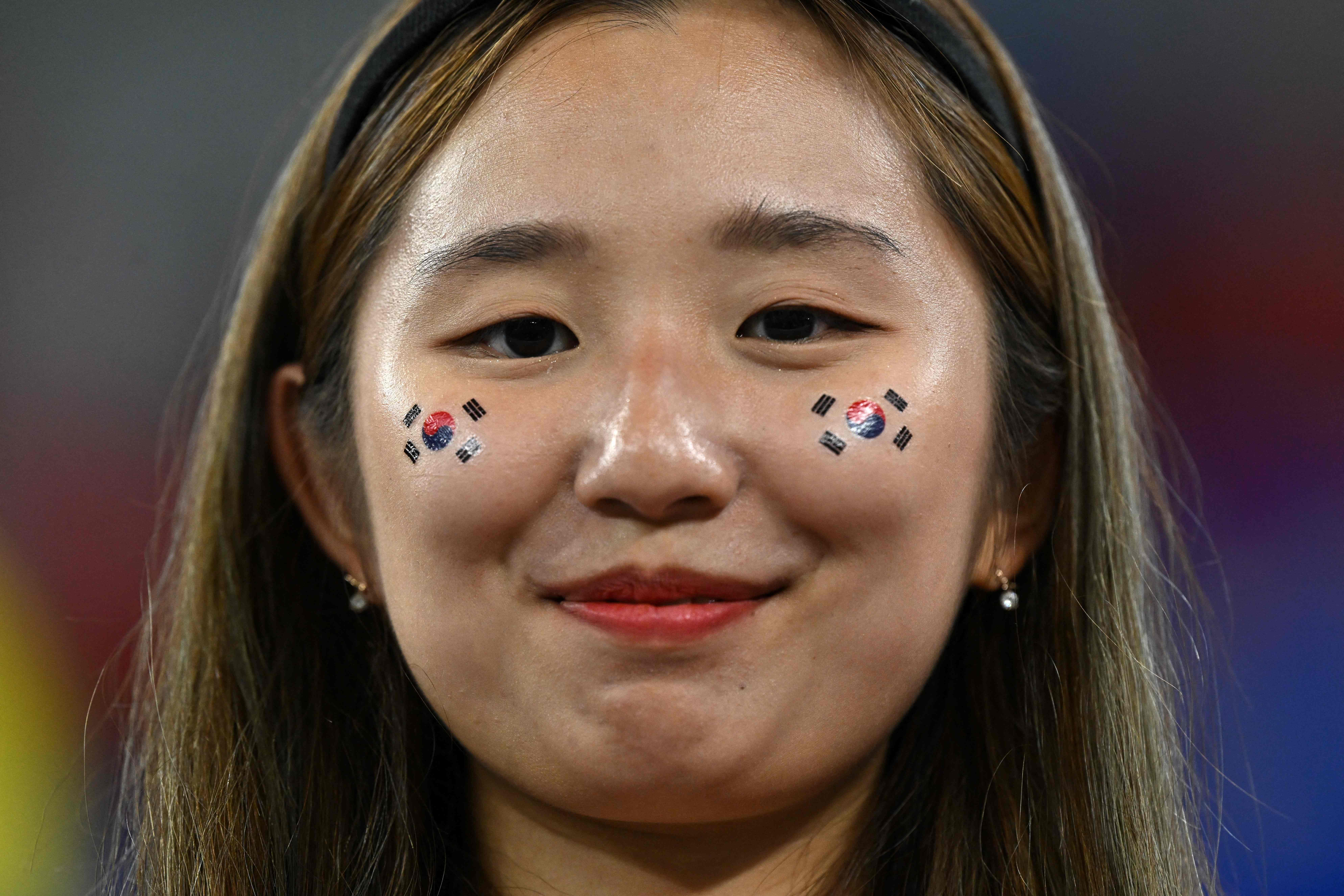 Adu Cantik Suporter Brazil dan Korea Selatan Jelang Laga 16 Besar Piala Dunia 2022